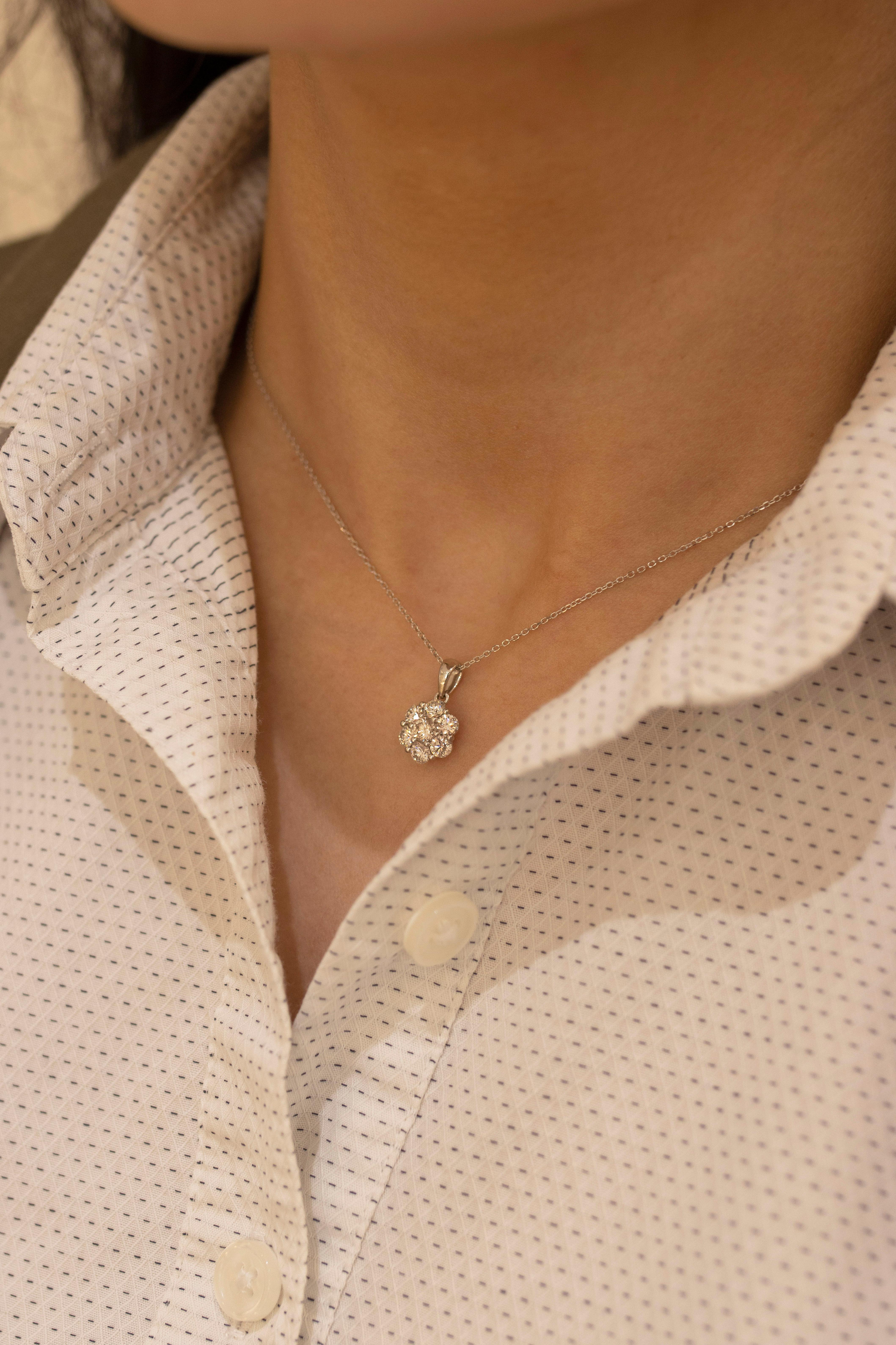 Roman Malakov, collier pendentif fleur en diamants ronds brillants de 1 carat au total Neuf - En vente à New York, NY