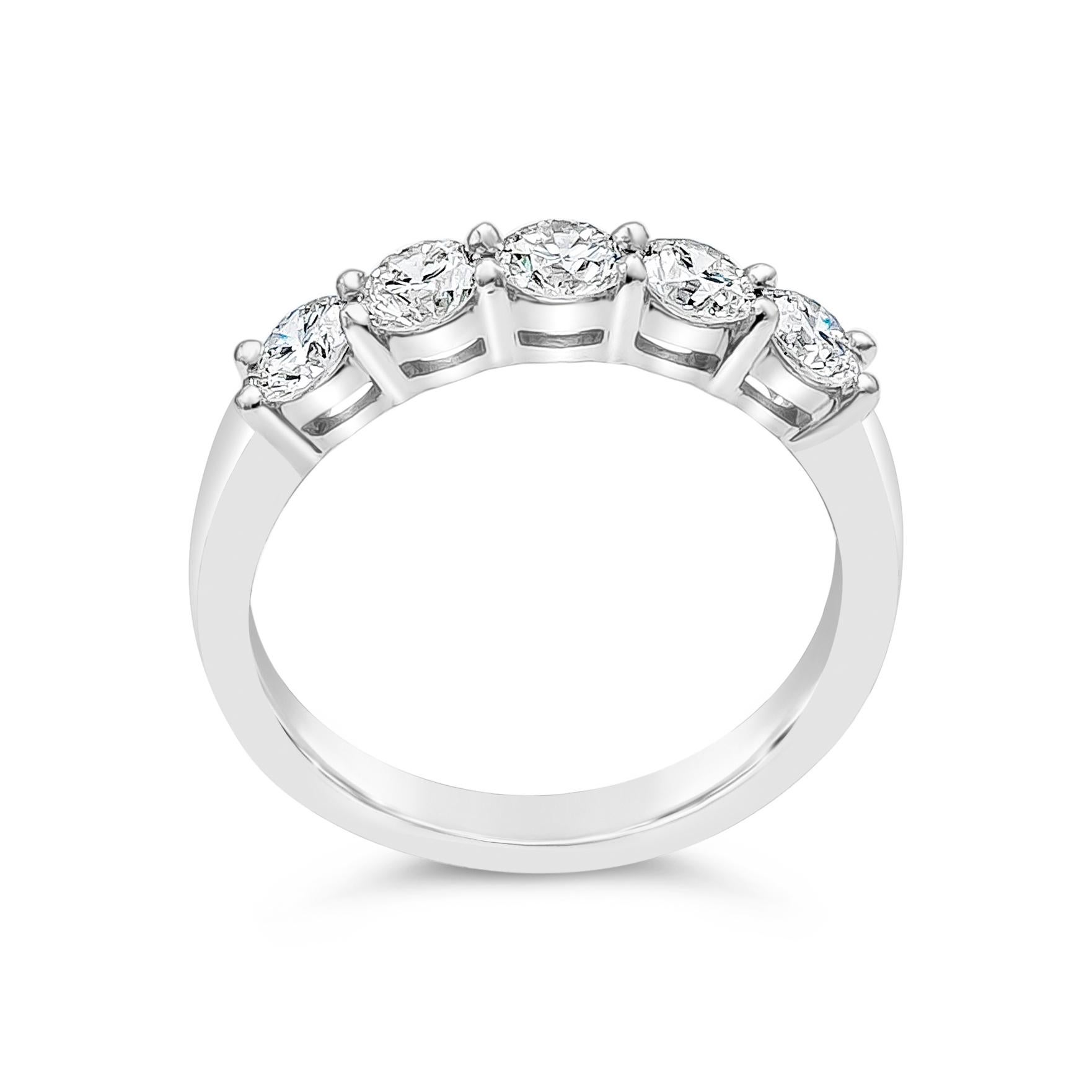 Roman Malakov 1 Karat insgesamt runde Diamanten Fünf-Stein-Hochzeitsring im Zustand „Neu“ im Angebot in New York, NY