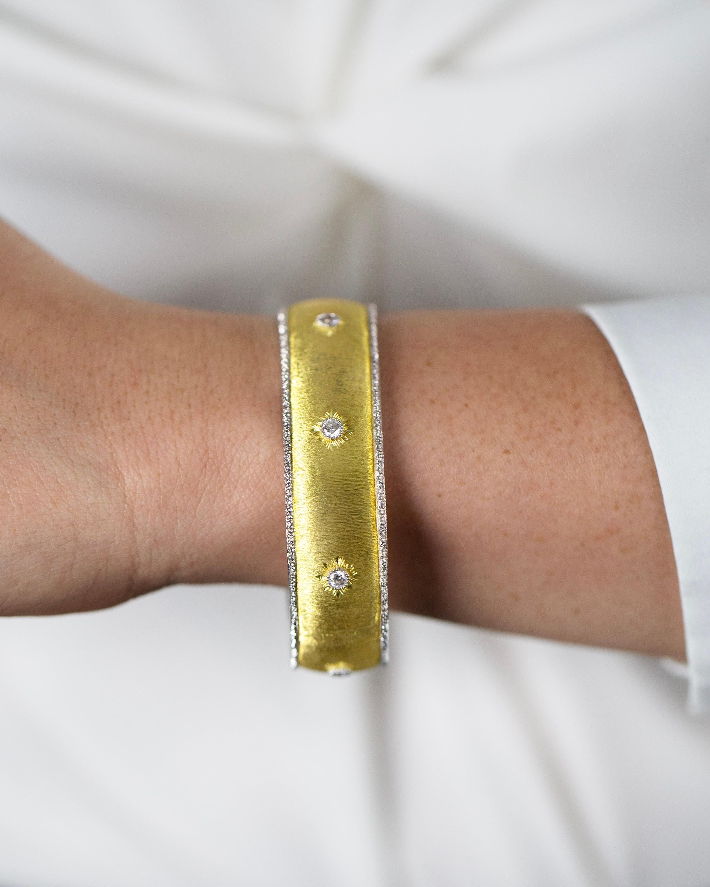 Roman Malakov Bracelet jonc en or jaune brossé avec diamants ronds de 1,00 carat au total Neuf - En vente à New York, NY
