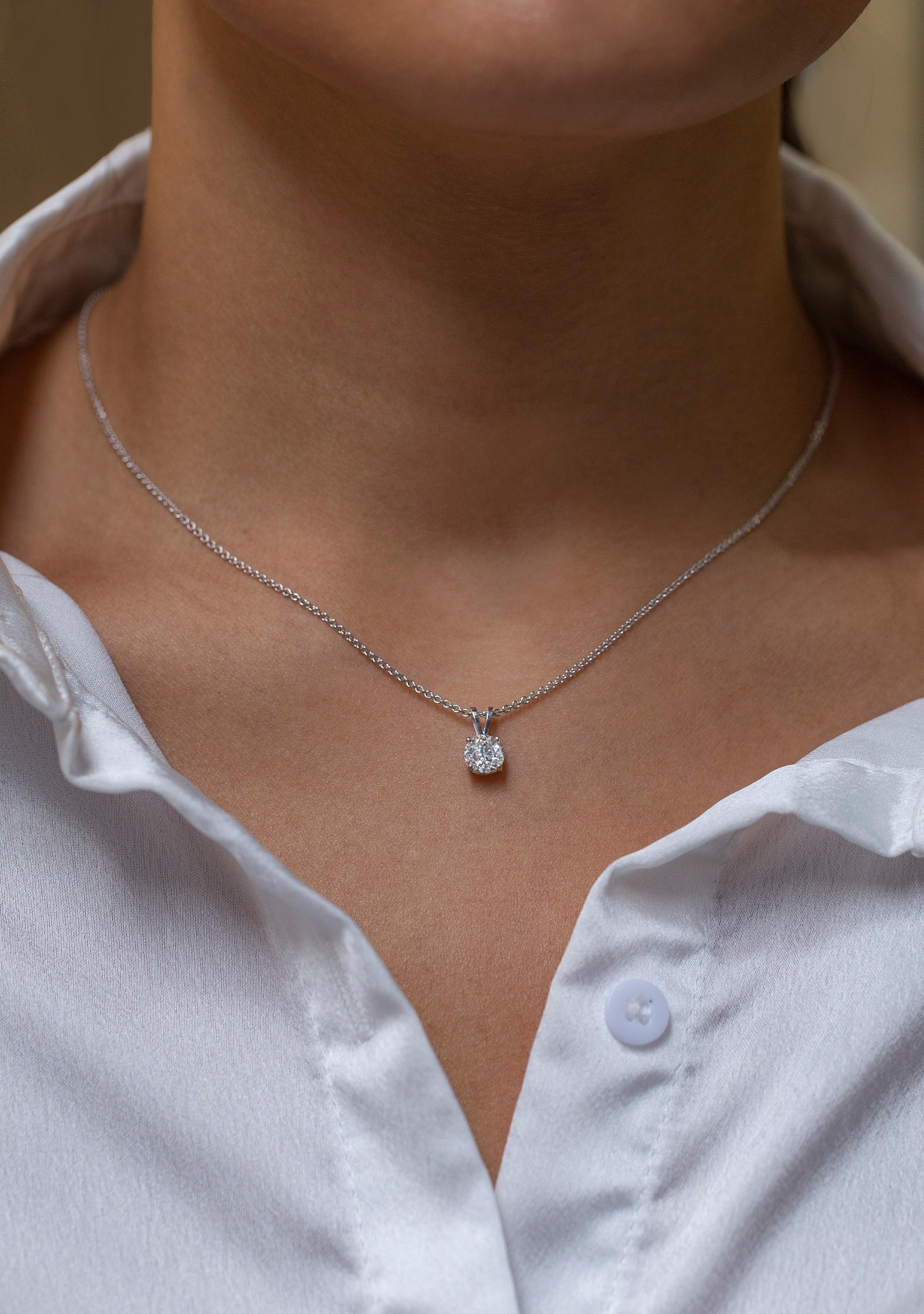 Taille ronde Roman Malakov, collier pendentif solitaire en diamants taille ronde brillants de 1.00 carat en vente