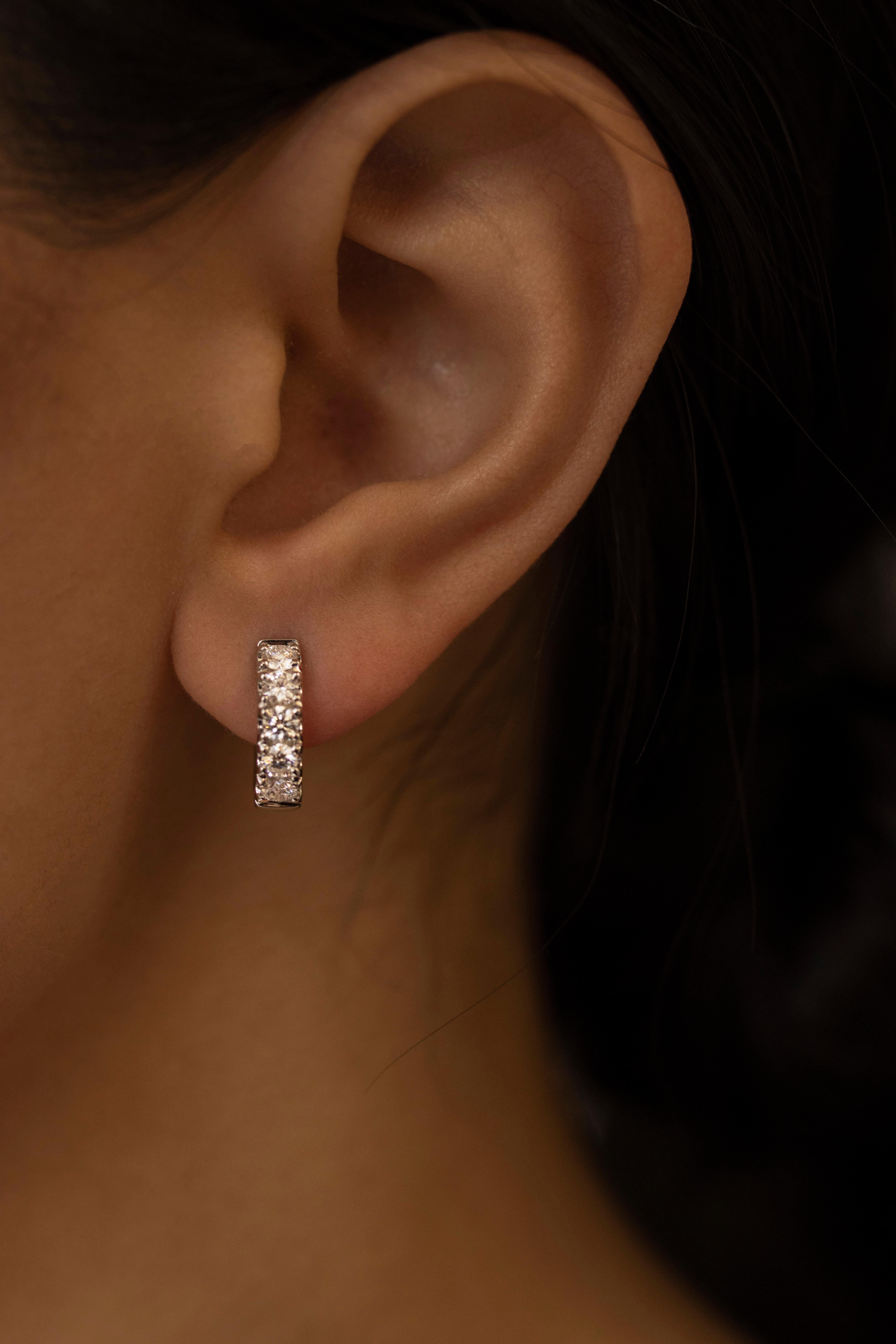 Roman Malakov, boucles d'oreilles à la mode créoles huggies de 1,00 carat Neuf - En vente à New York, NY