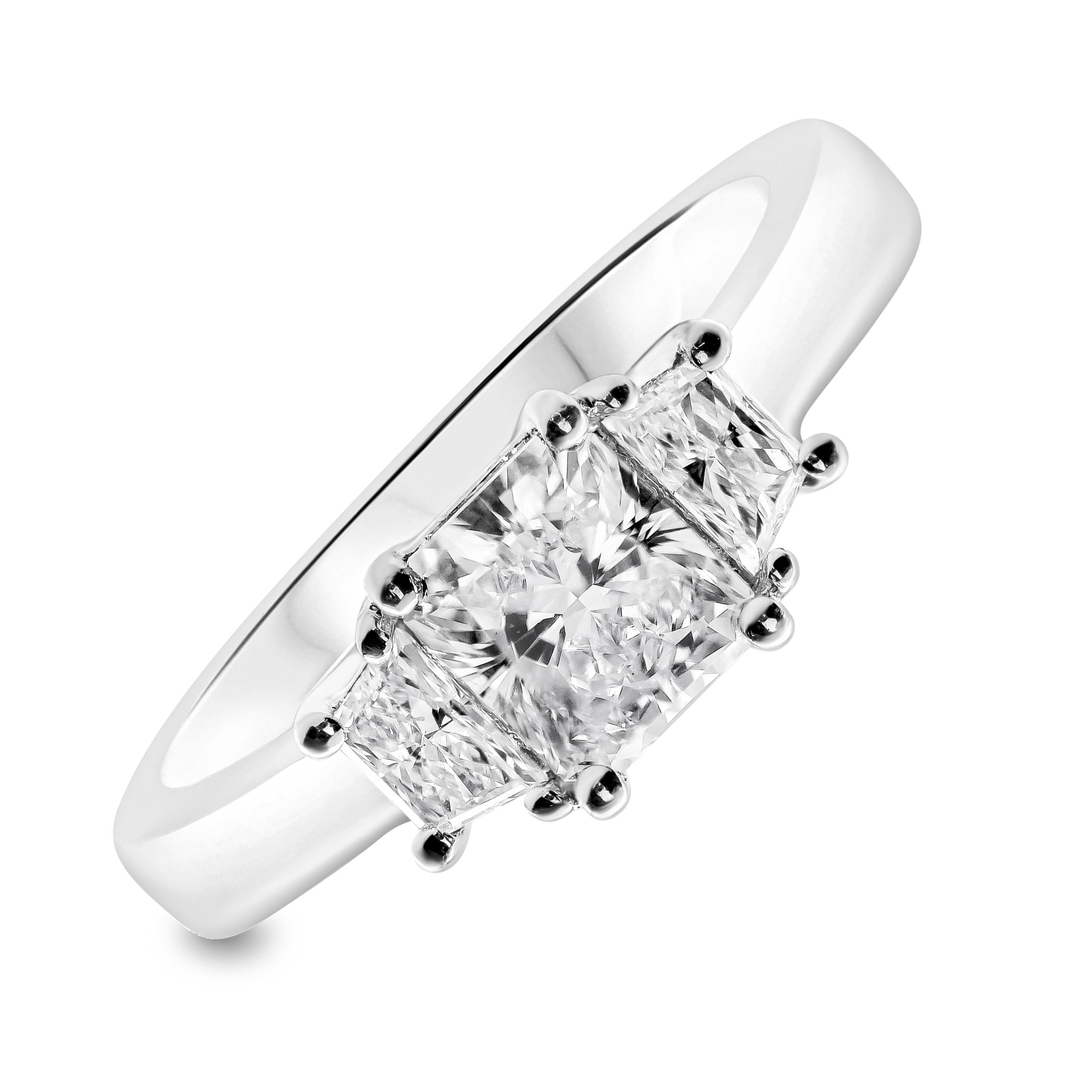 Cette élégante bague de fiançailles à trois pierres présente un diamant central de 1,00 carat de taille rayonnante, flanqué de diamants trapézoïdaux parfaitement assortis de part et d'autre. Les diamants trapézoïdaux pèsent 0,34 carat au total.