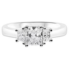 Roman Malakov, bague de fiançailles à trois pierres avec diamant taille radiant de 1,34 carat au total