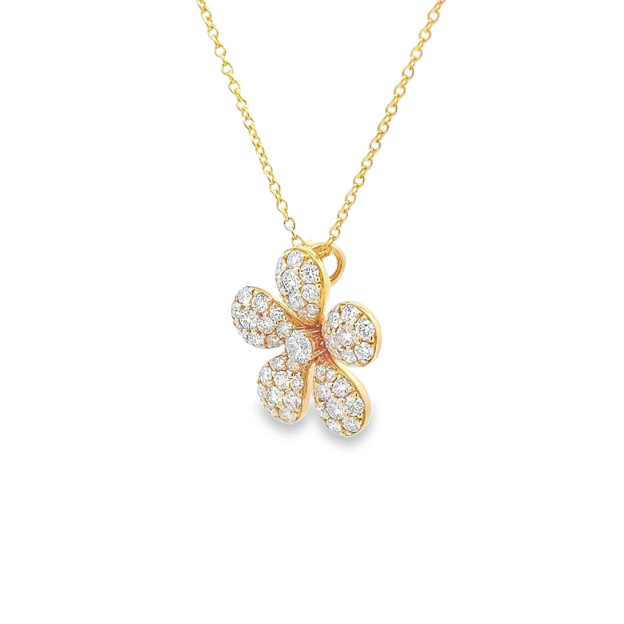 Una deliziosa collana con ciondolo a motivo floreale, con 51 diamanti rotondi taglio brillante per un peso totale di 1,00 carati, splendidamente incastonati su cinque petali. Finemente realizzato in oro giallo 18 carati. Perfetto per un