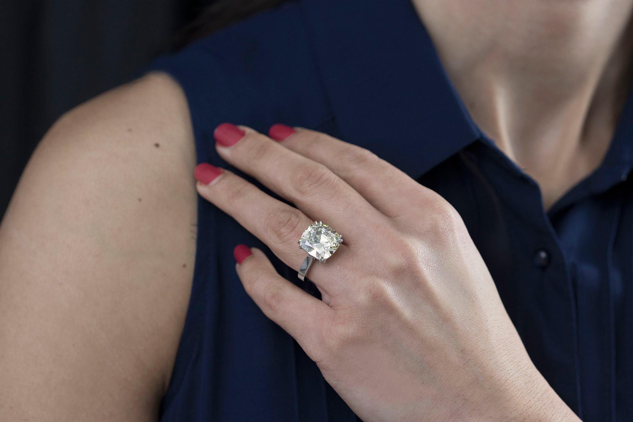 Taille coussin Roman Malakov, bague de fiançailles solitaire avec diamant taille coussin de 10,05 carats au total en vente