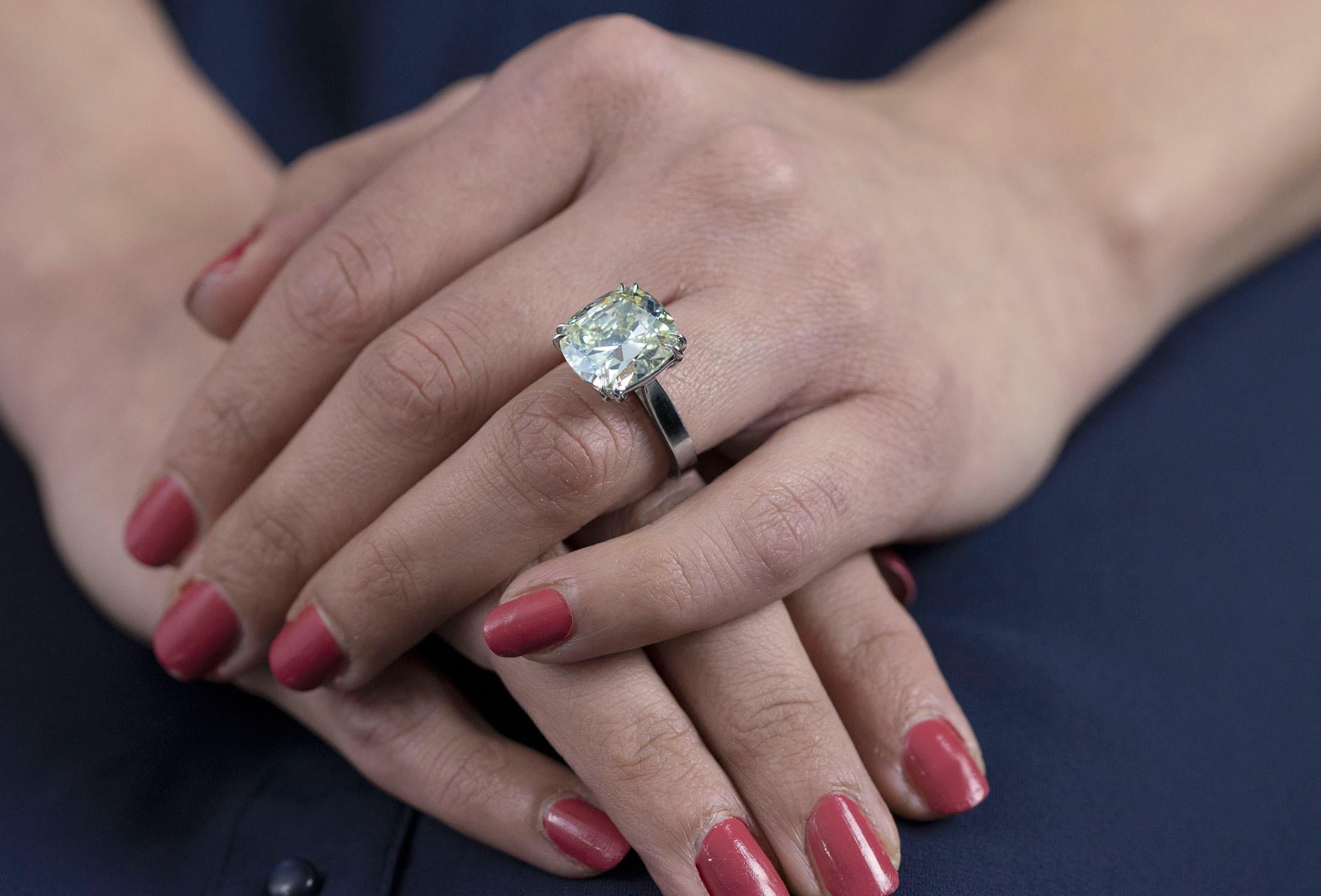 Roman Malakov Verlobungsring mit 10,05 Karat Diamant im Kissenschliff im Kissenschliff Solitär Damen im Angebot