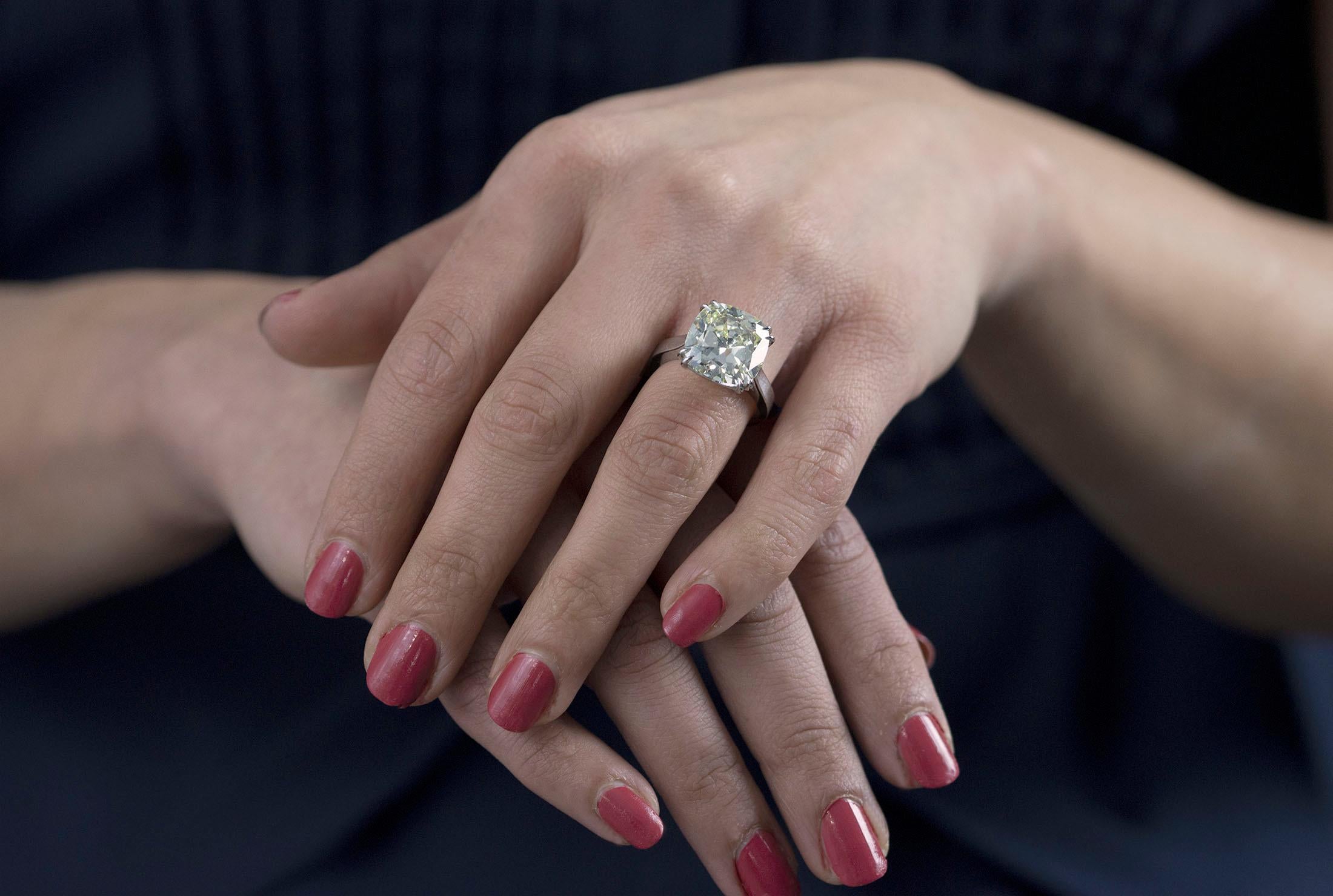 Roman Malakov Verlobungsring mit 10,05 Karat Diamant im Kissenschliff im Kissenschliff Solitär im Angebot 1