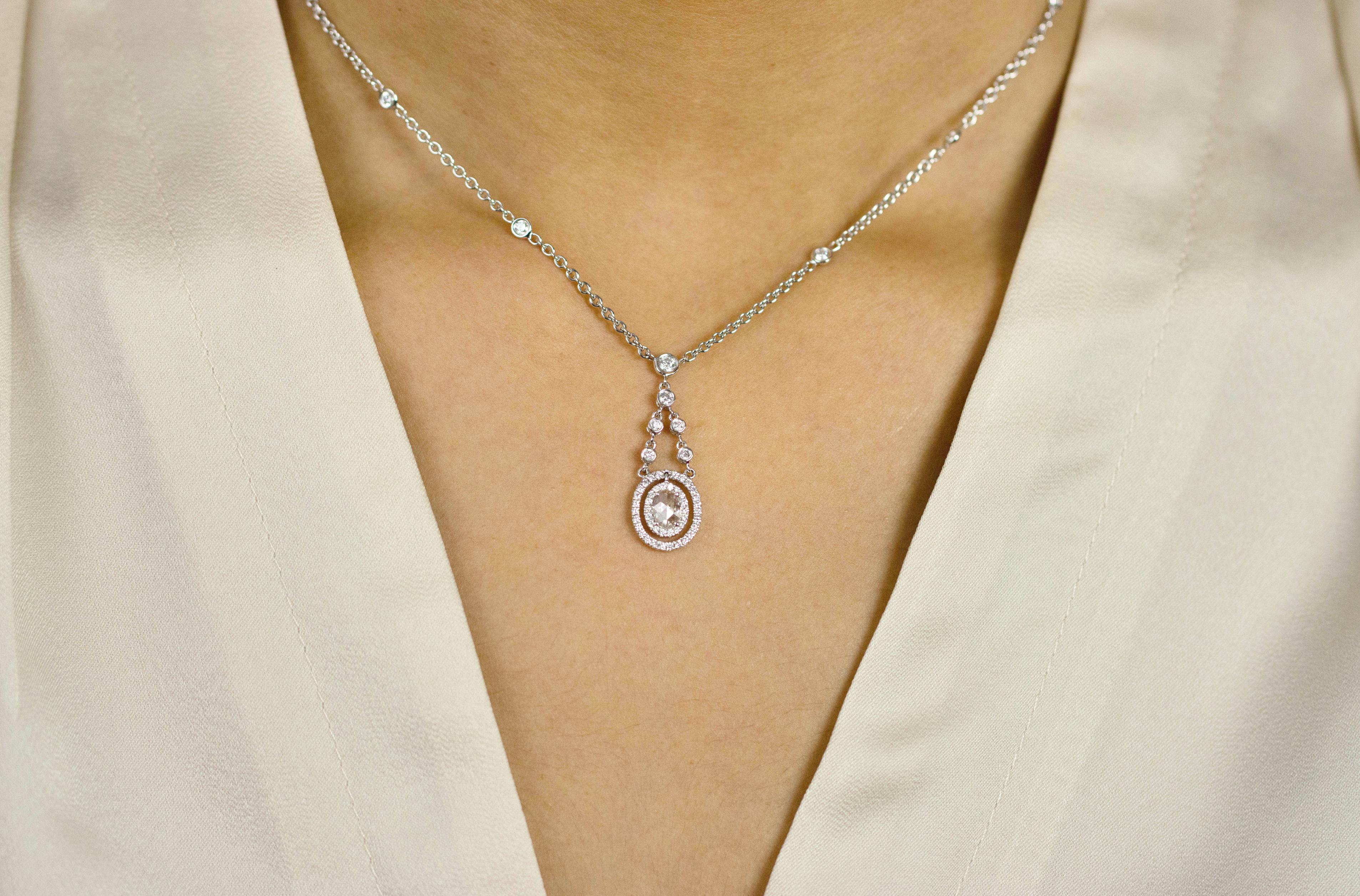 Roman Malakov, collier pendentif avec halo de diamants ovales et ronds de 1,01 carat au total Neuf - En vente à New York, NY