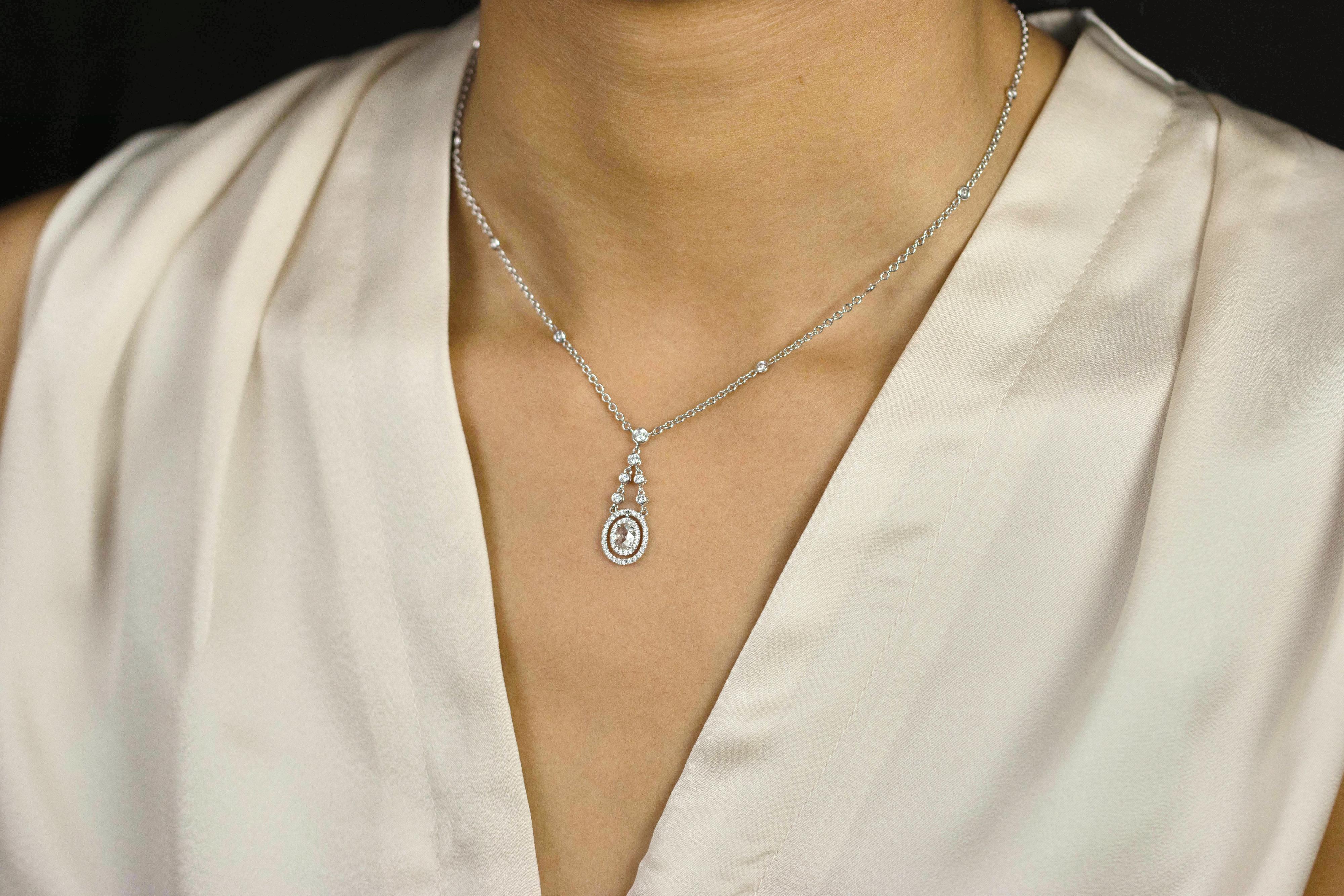 Roman Malakov, collier pendentif avec halo de diamants ovales et ronds de 1,01 carat au total Pour femmes en vente