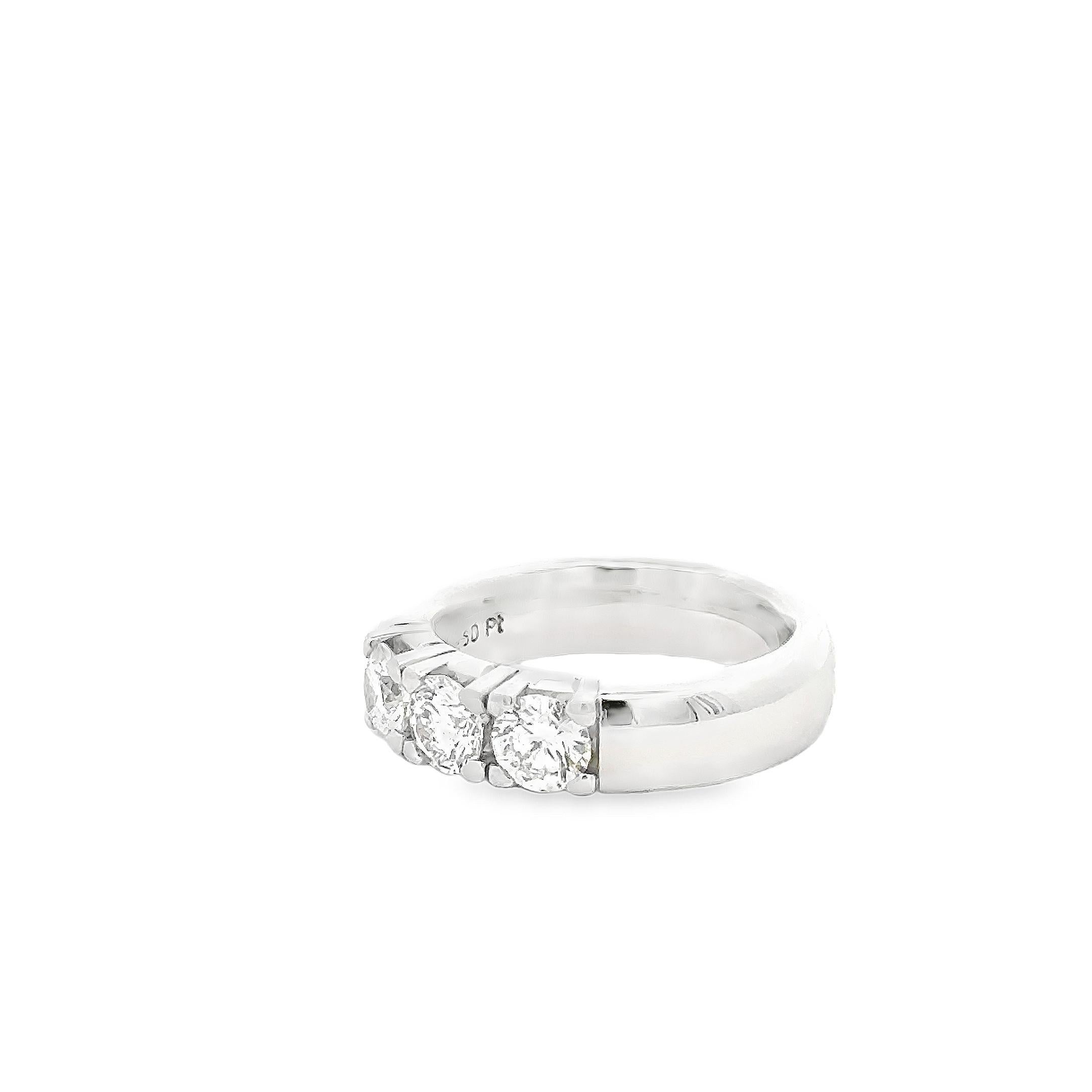 Contemporain Roman Malakov, alliance à trois pierres avec diamants ronds et brillants de 1.01 carats au total en vente