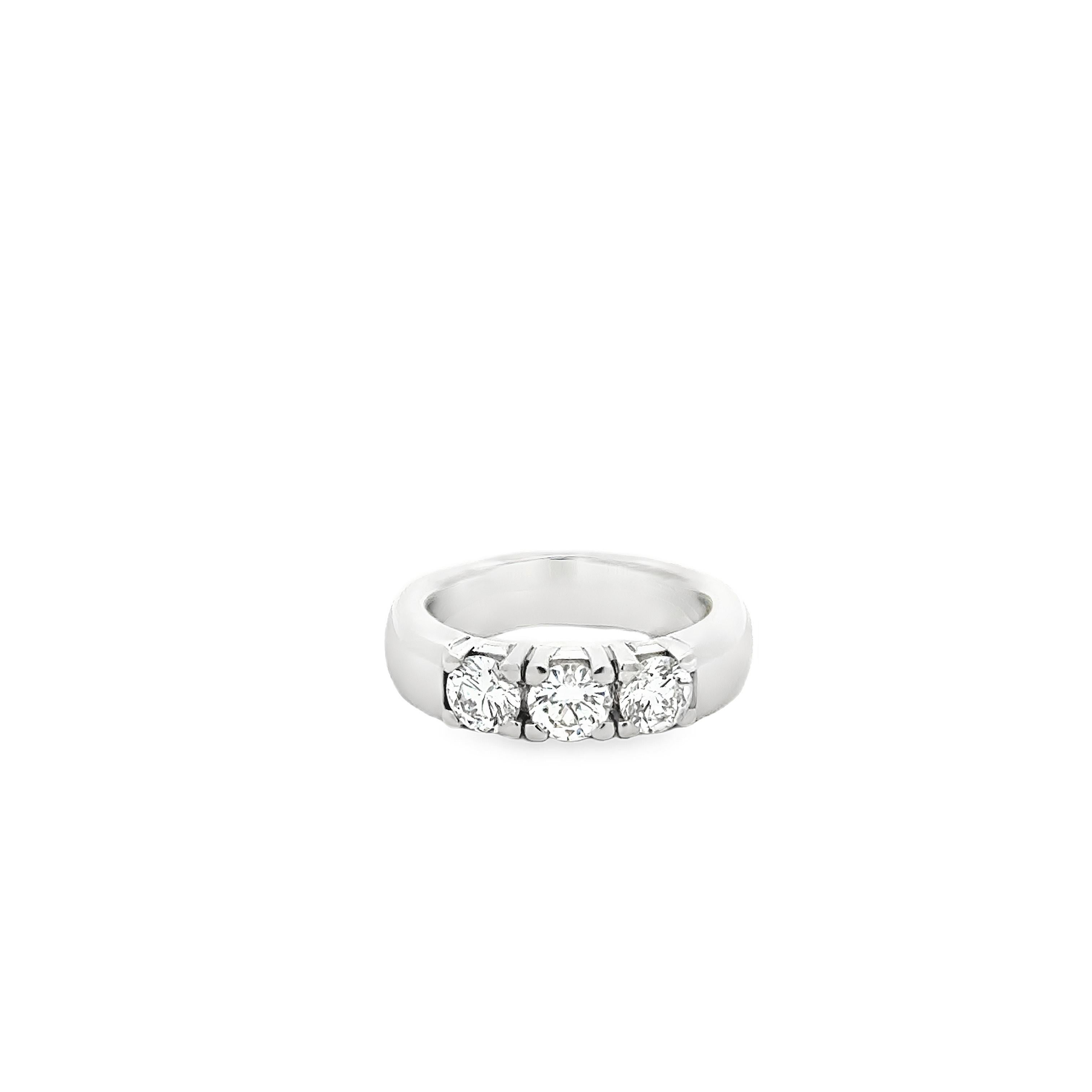 Taille ronde Roman Malakov, alliance à trois pierres avec diamants ronds et brillants de 1.01 carats au total en vente