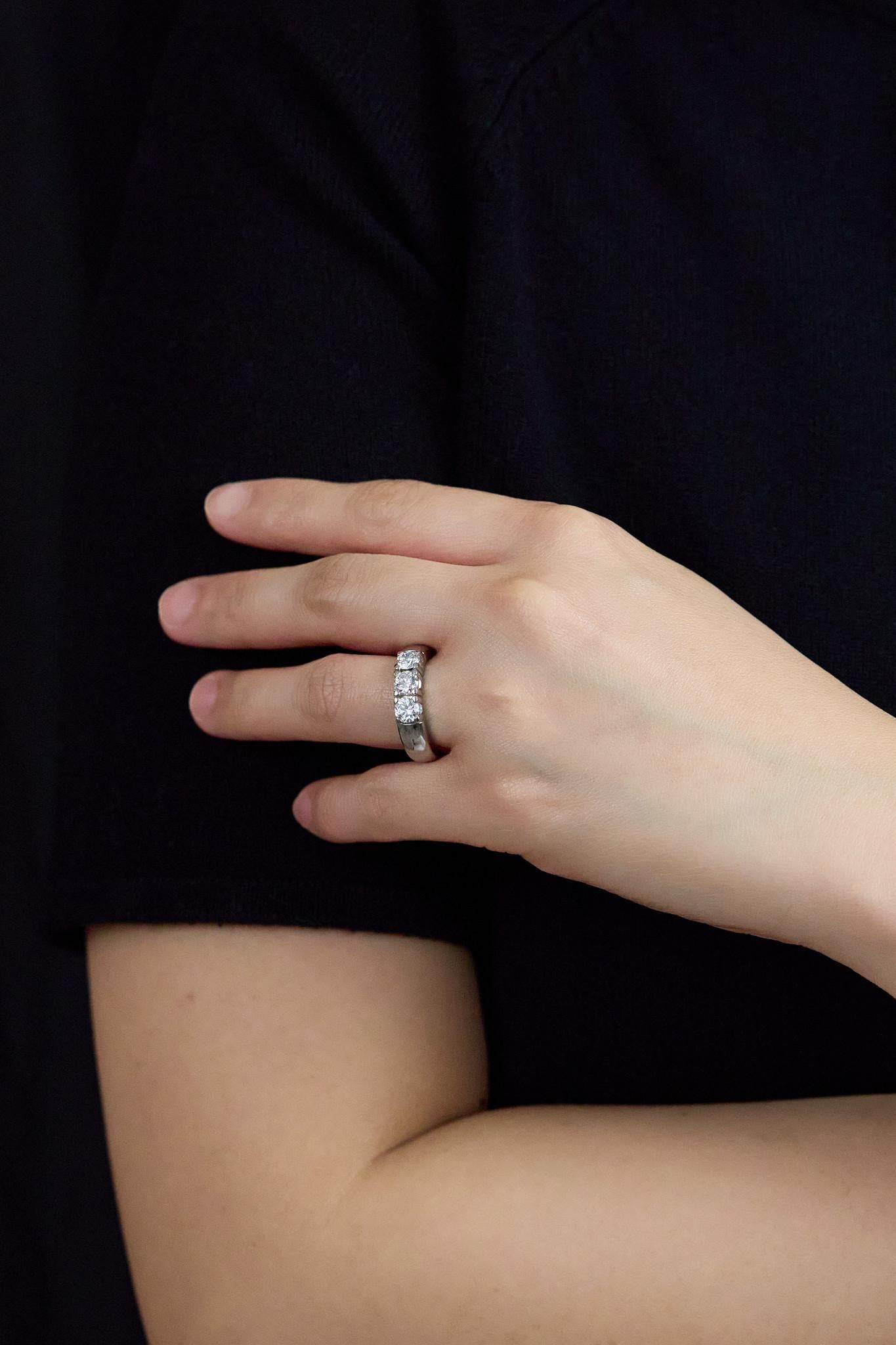 Roman Malakov, alliance à trois pierres avec diamants ronds et brillants de 1.01 carats au total Neuf - En vente à New York, NY