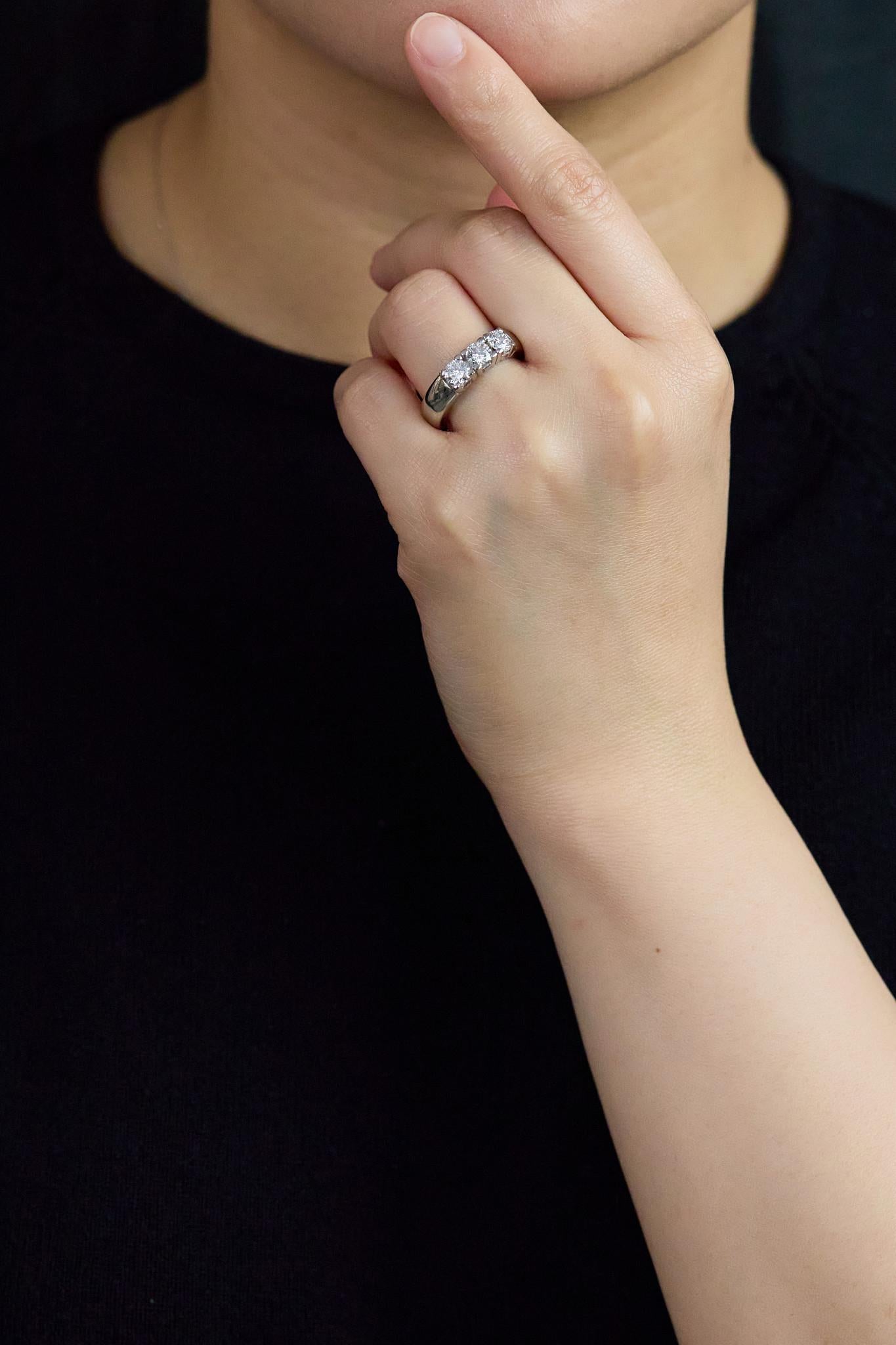 Roman Malakov, alliance à trois pierres avec diamants ronds et brillants de 1.01 carats au total Unisexe en vente