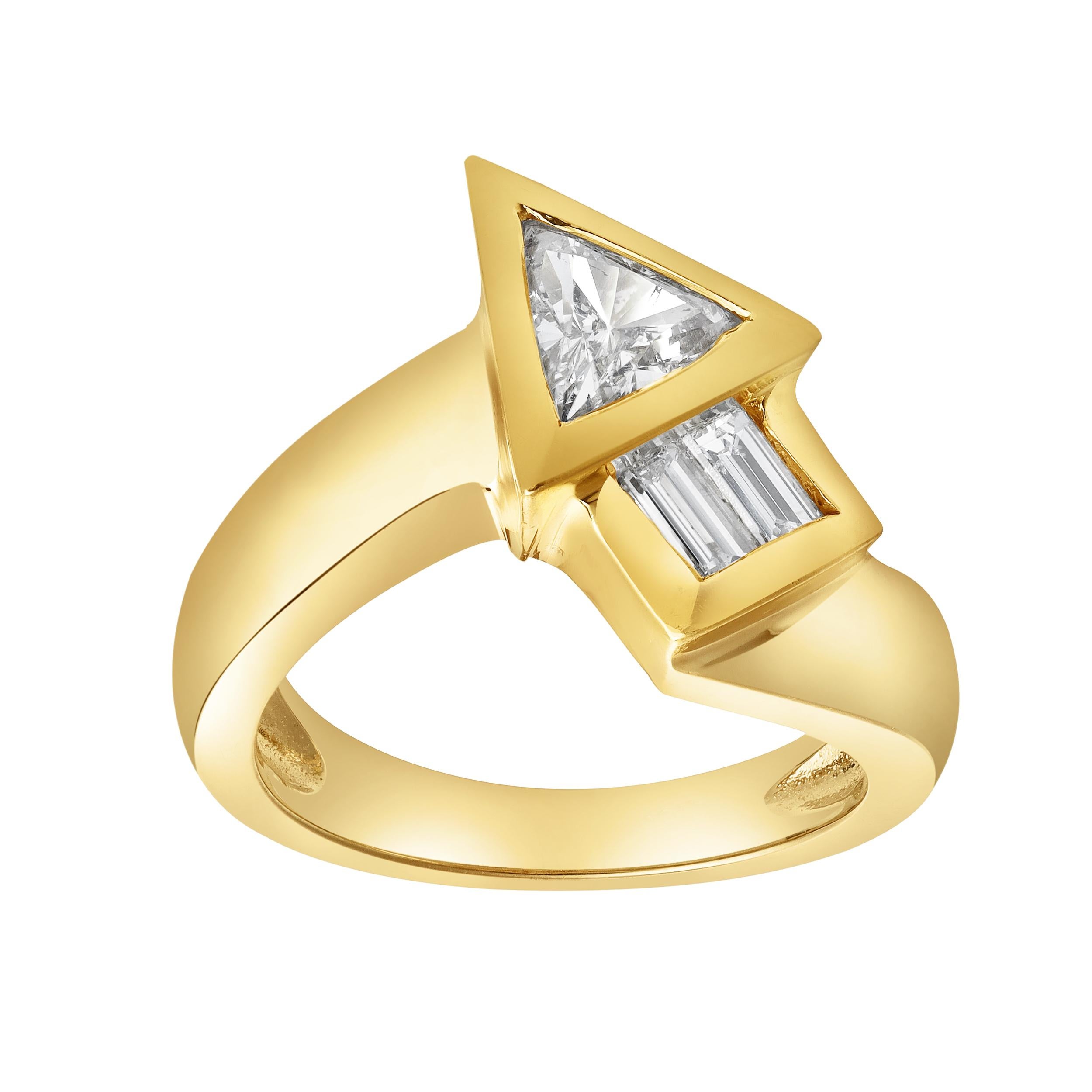 Elegante anillo de moda, con un diamante talla trillón y dos diamantes talla baguette de 1,01 quilates en total, engastados en bisel sobre un diseño de bypass. Finamente fabricada con una montura de oro amarillo de 18 quilates. Talla 6,25 US,
