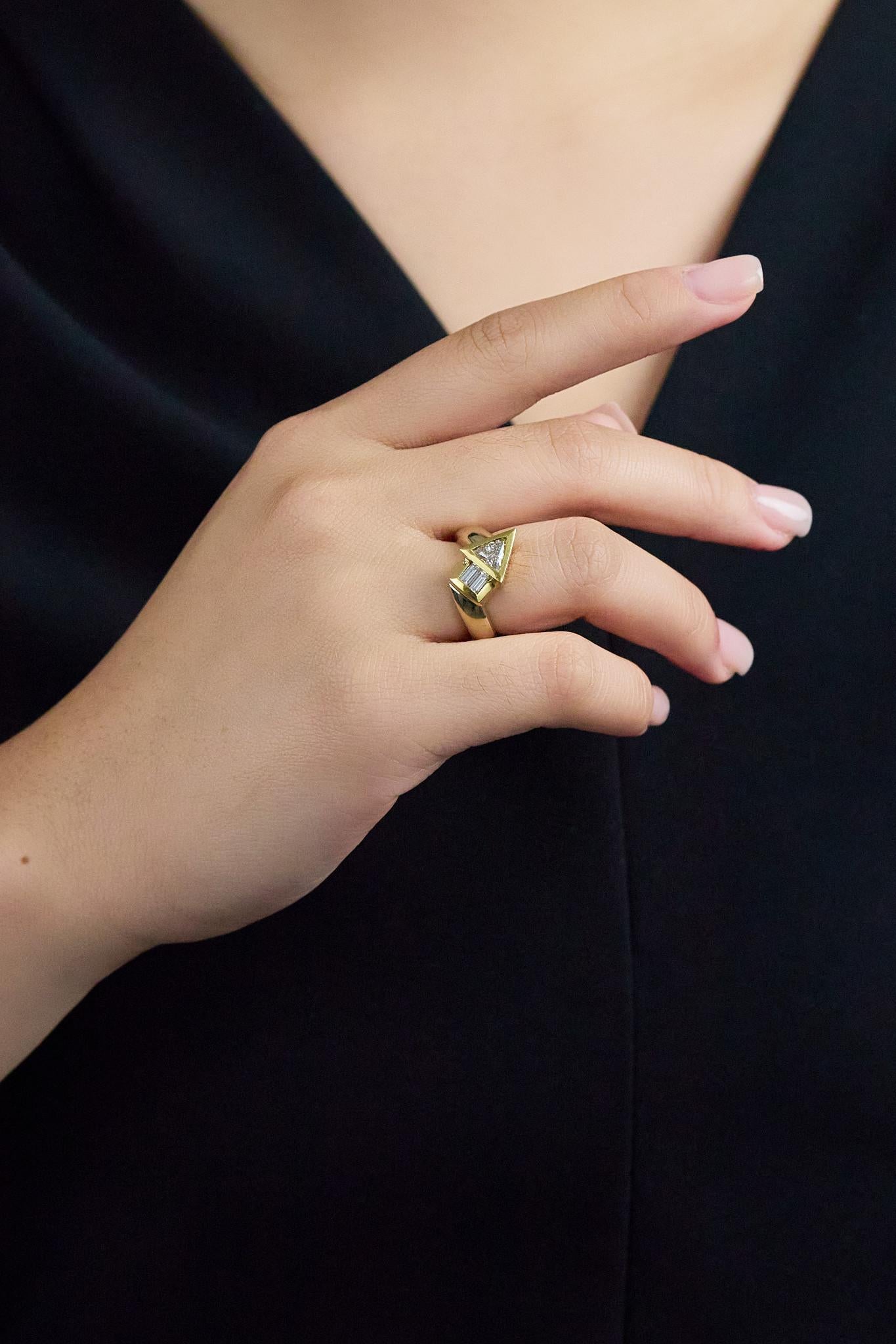 De las mujeres Roman Malakov Anillo de moda con diamantes talla trillón y baguette de 1,01 quilates en total en venta