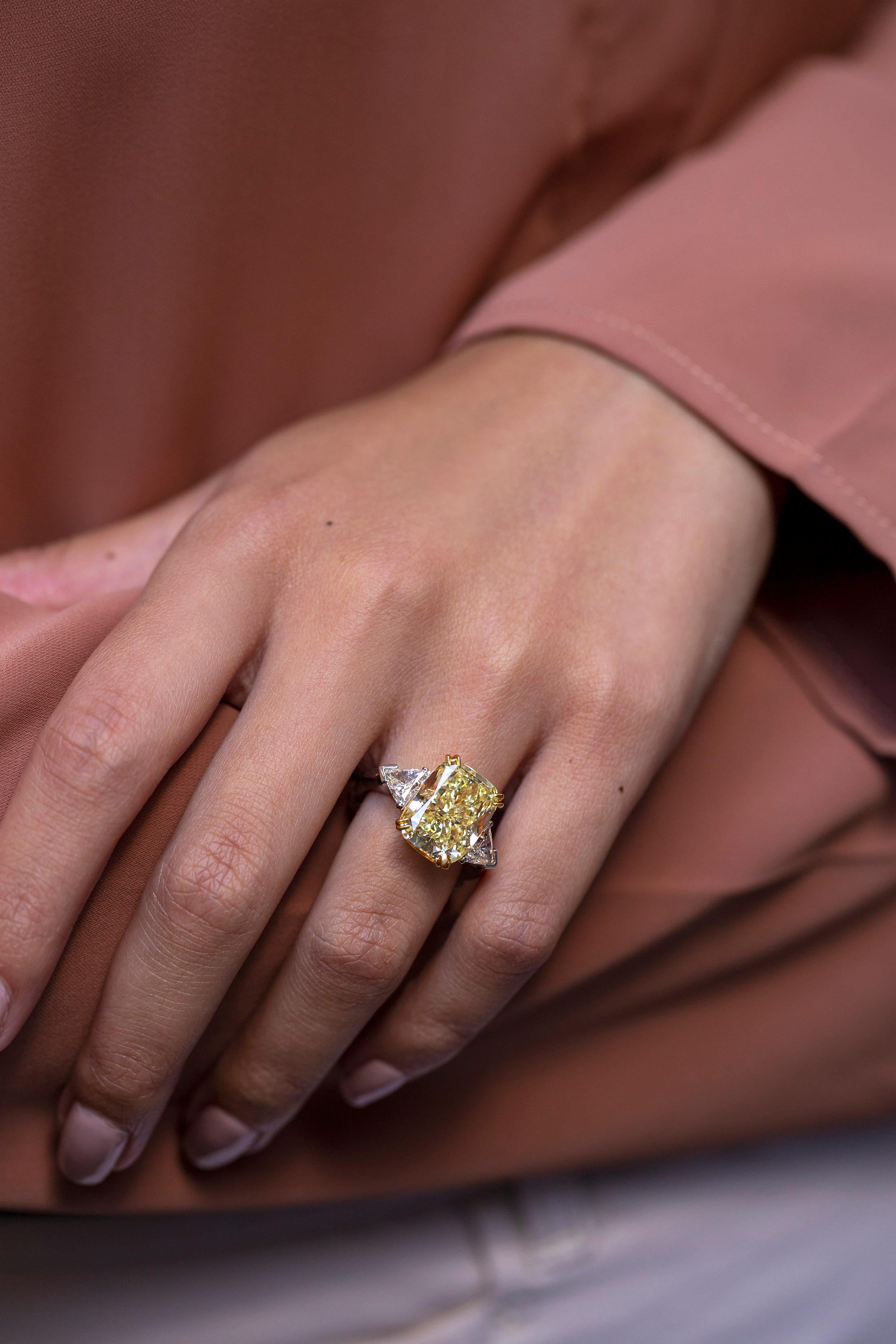 Verlobungsring mit drei Steinen, GIA-zertifizierter 10,11 Karat gelber Fancy-Diamant (Kissenschliff) im Angebot