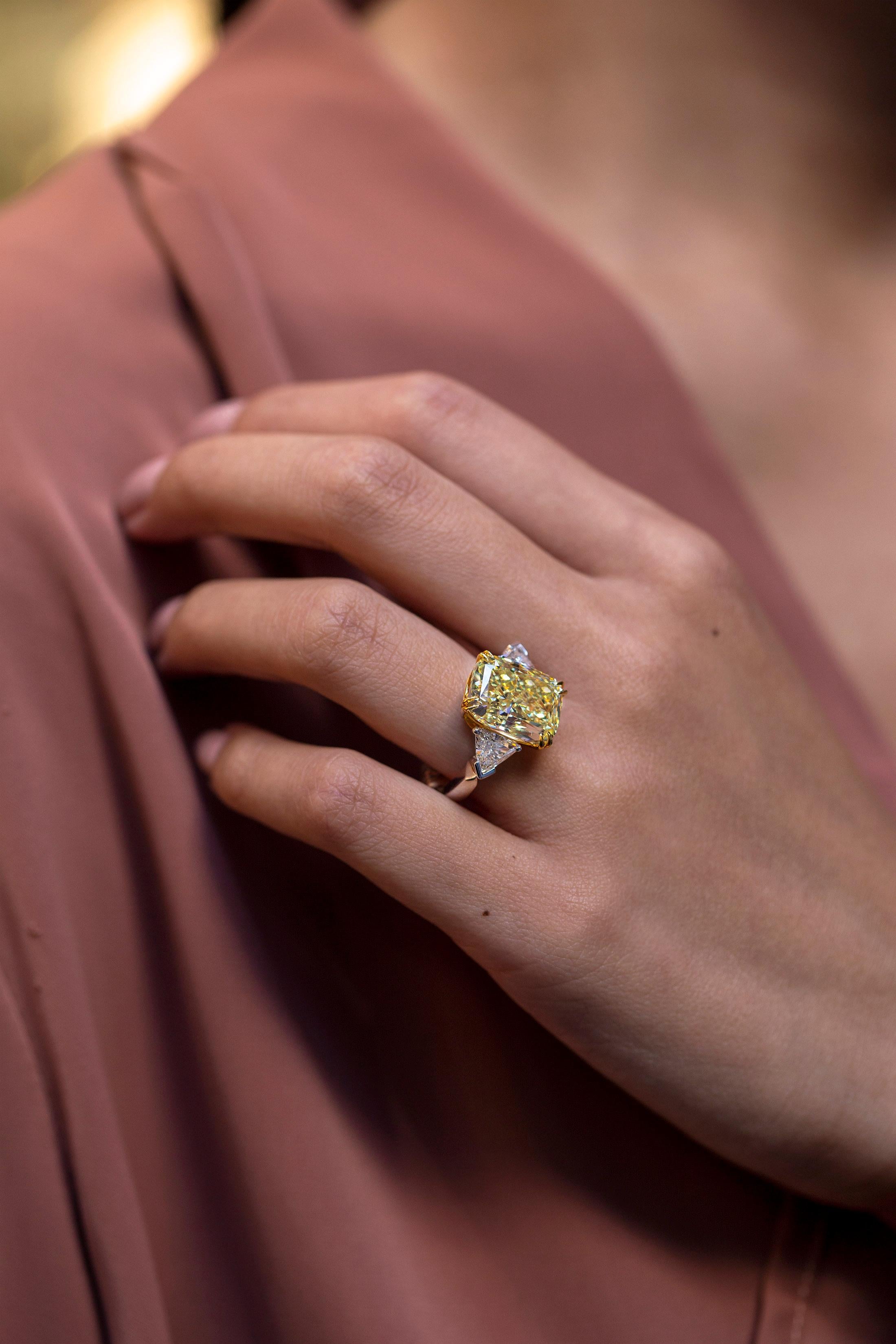 Verlobungsring mit drei Steinen, GIA-zertifizierter 10,11 Karat gelber Fancy-Diamant im Zustand „Neu“ im Angebot in New York, NY
