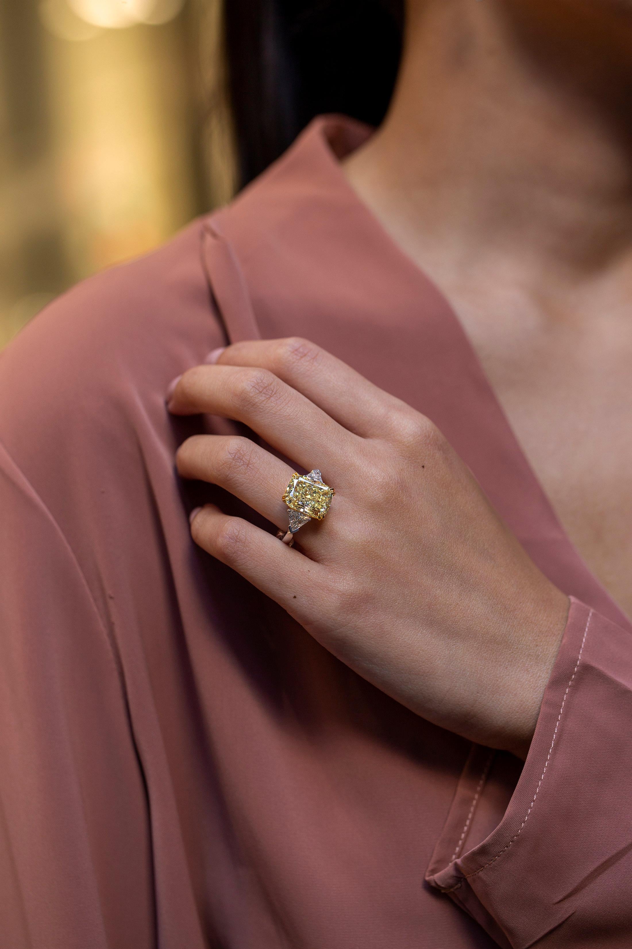 Verlobungsring mit drei Steinen, GIA-zertifizierter 10,11 Karat gelber Fancy-Diamant Damen im Angebot