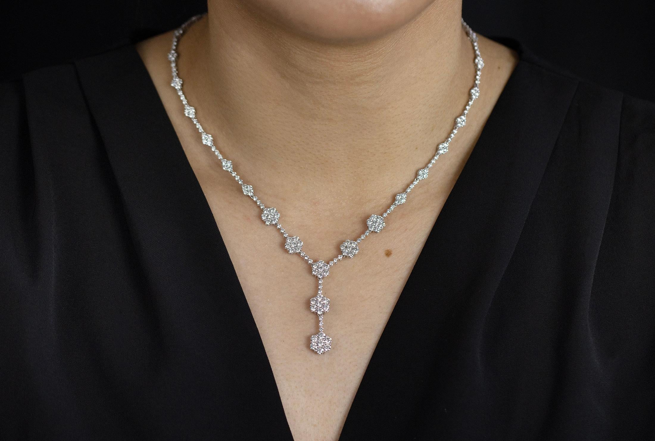Contemporain Roman Malakov, collier à motif floral en grappe de diamants ronds de 10,14 carats au total en vente
