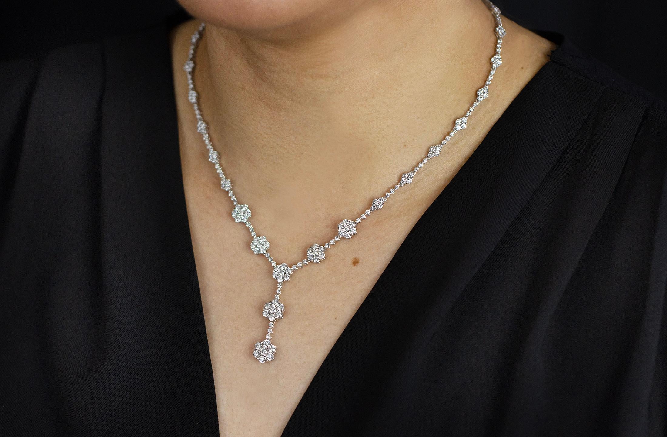 Taille ronde Roman Malakov, collier à motif floral en grappe de diamants ronds de 10,14 carats au total en vente
