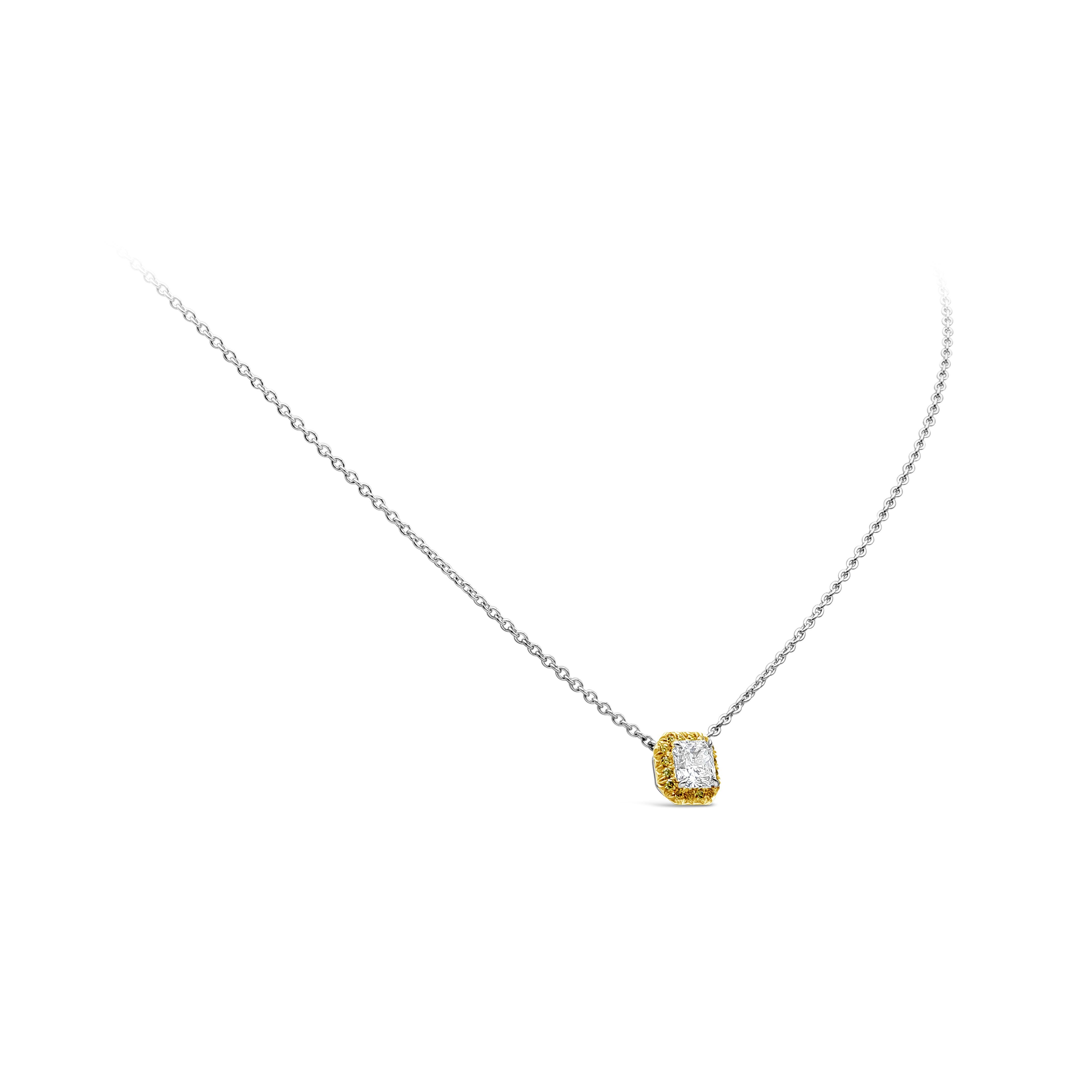 Un collier pendentif simple mettant en valeur un diamant de 0,85 carat de taille radieuse, certifié GIA M-VVS2, serti dans un halo de diamant jaune vif de 0,17 carat de taille brillante. Fabriqué en platine.

Ce modèle est assorti d'une boucle