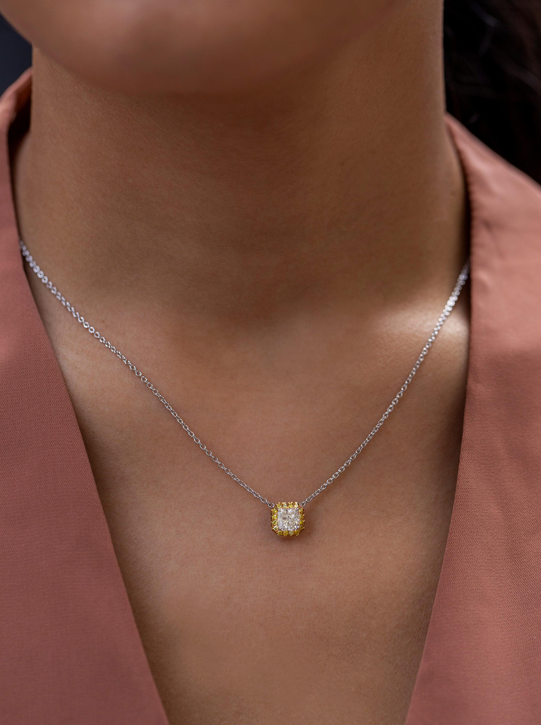 Taille radiant Roman Malakov, collier à pendentif avec halo jaune d'un poids total de 1,02 carat en vente