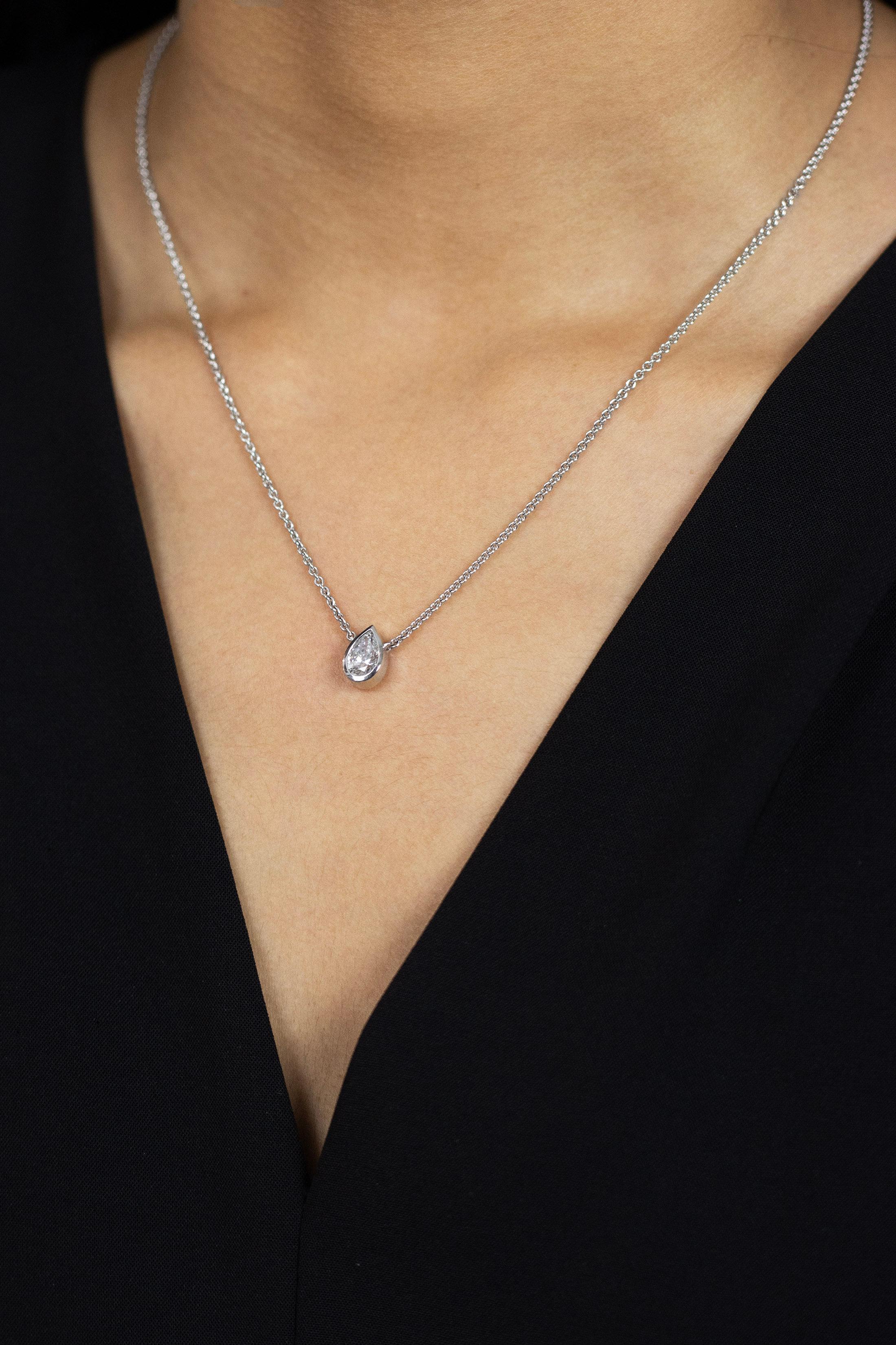 Taille poire Roman Malakov, collier pendentif solitaire en diamants en forme de poire de 1,02 carat en vente