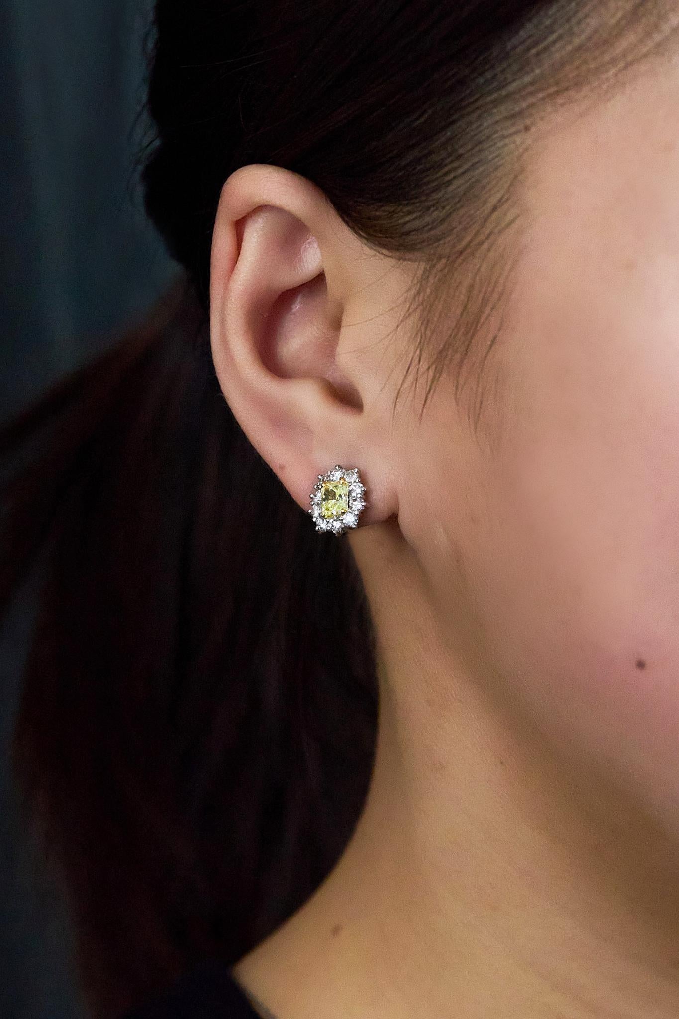 Taille radiant Roman Malakov Diamonds Boucles d'oreilles halo en diamant jaune taille radiant de 1,02 carats au total en vente