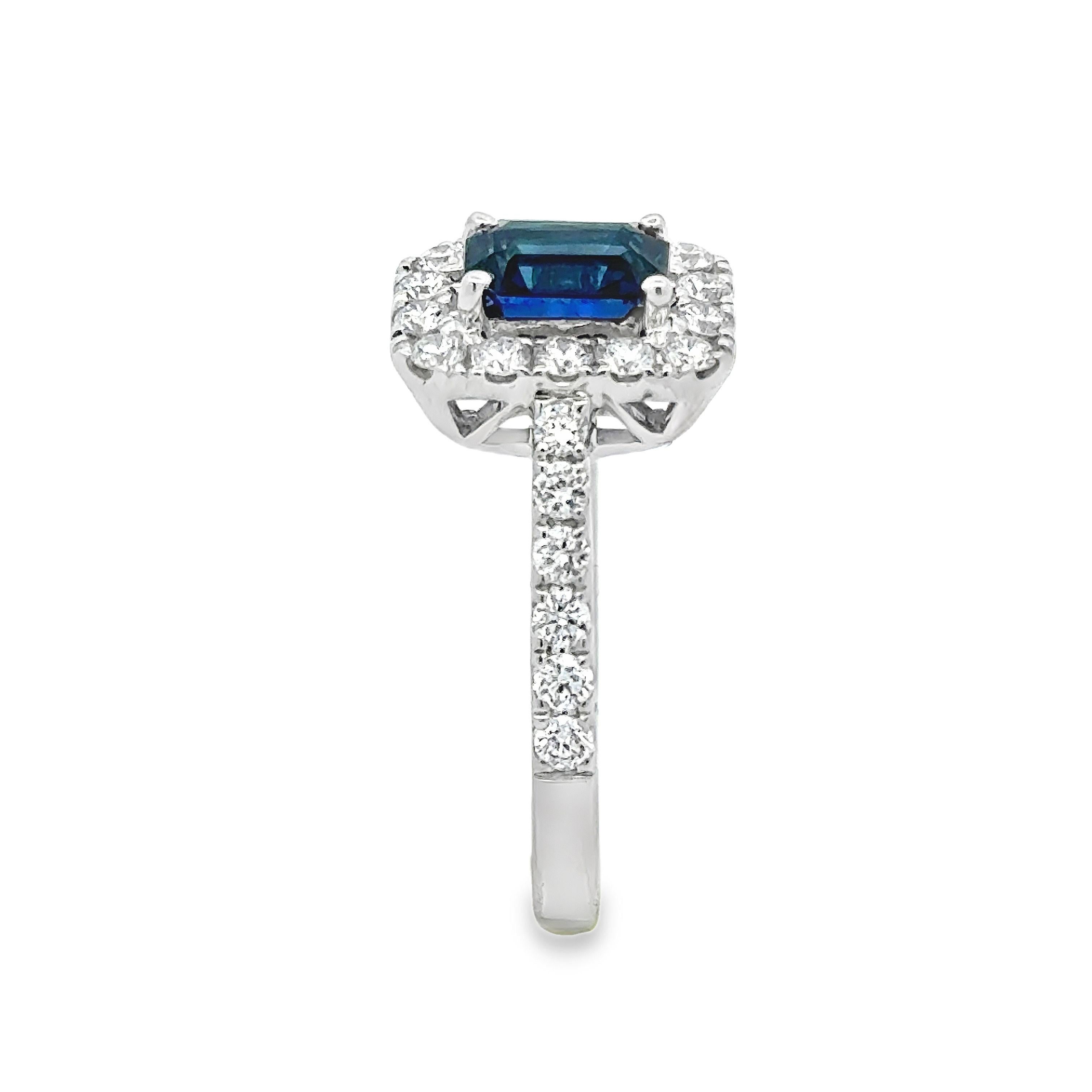 Taglio smeraldo Roman Malakov Diamonds 1,03 carati, zaffiro taglio smeraldo e anello di fidanzamento con diamante a forma di aureola in vendita