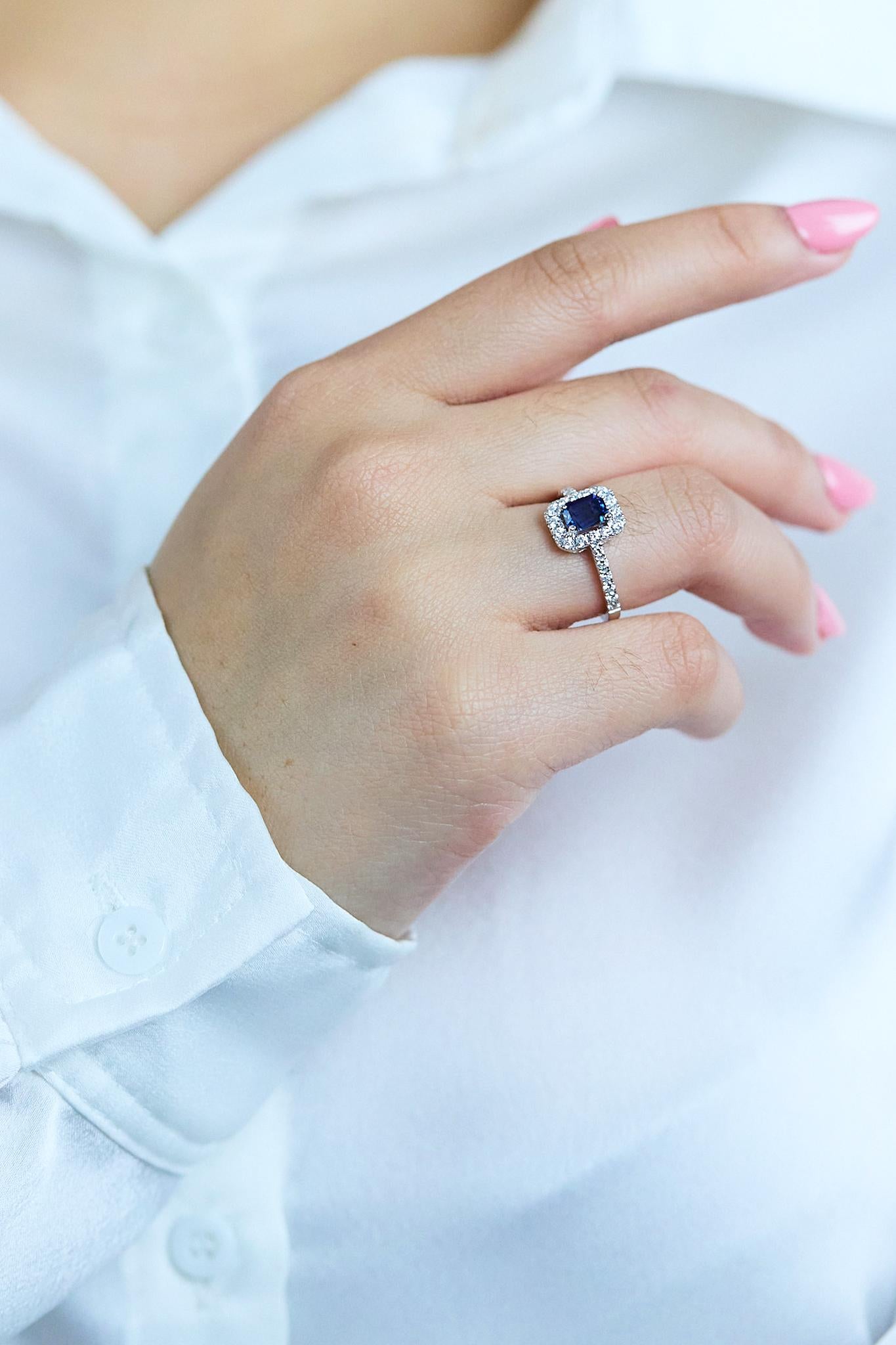 Roman Malakov Diamonds 1,03 carati, zaffiro taglio smeraldo e anello di fidanzamento con diamante a forma di aureola In condizioni Nuovo in vendita a New York, NY