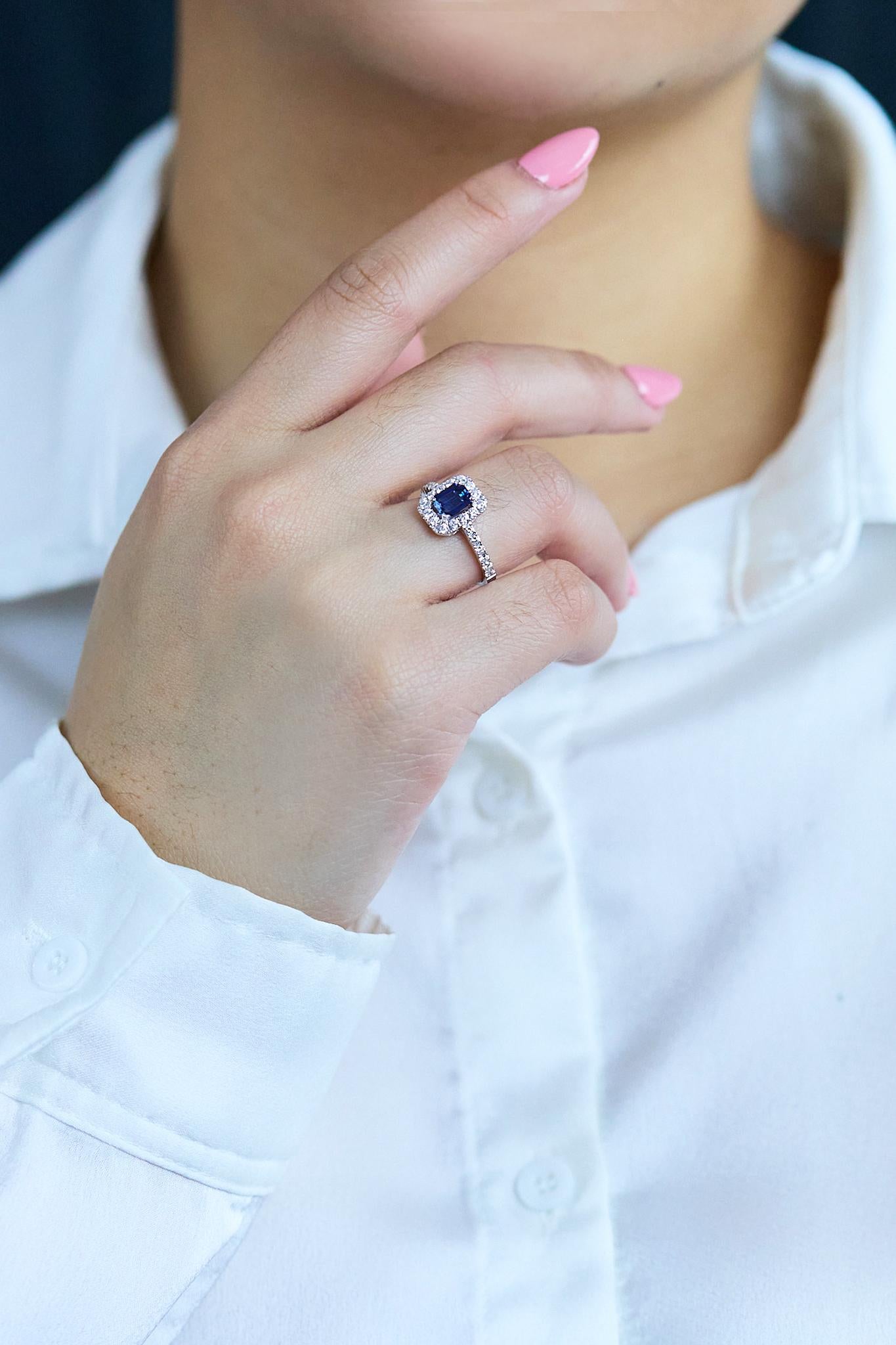 Donna Roman Malakov Diamonds 1,03 carati, zaffiro taglio smeraldo e anello di fidanzamento con diamante a forma di aureola in vendita