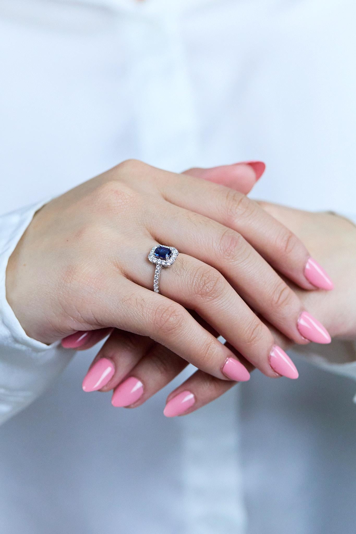 Roman Malakov Diamonds 1,03 carati, zaffiro taglio smeraldo e anello di fidanzamento con diamante a forma di aureola in vendita 1