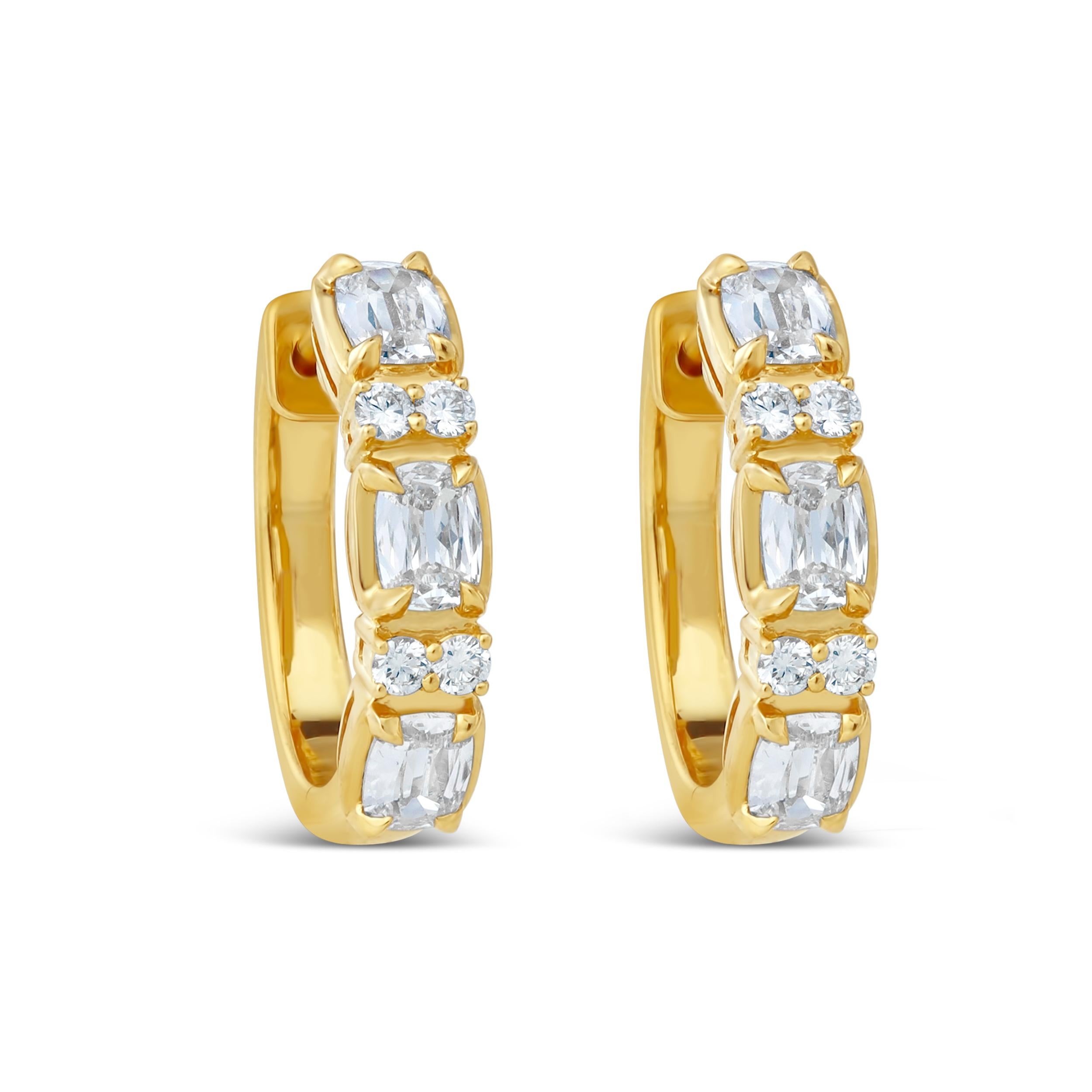 Cette jolie paire de boucles d'oreilles présente trois diamants taille coussin de vieille mine totalisant 1,03 carat, chacun séparé par deux diamants ronds de taille brillant d'un poids combiné de 0,14 carat. Finement réalisé en or jaune 18