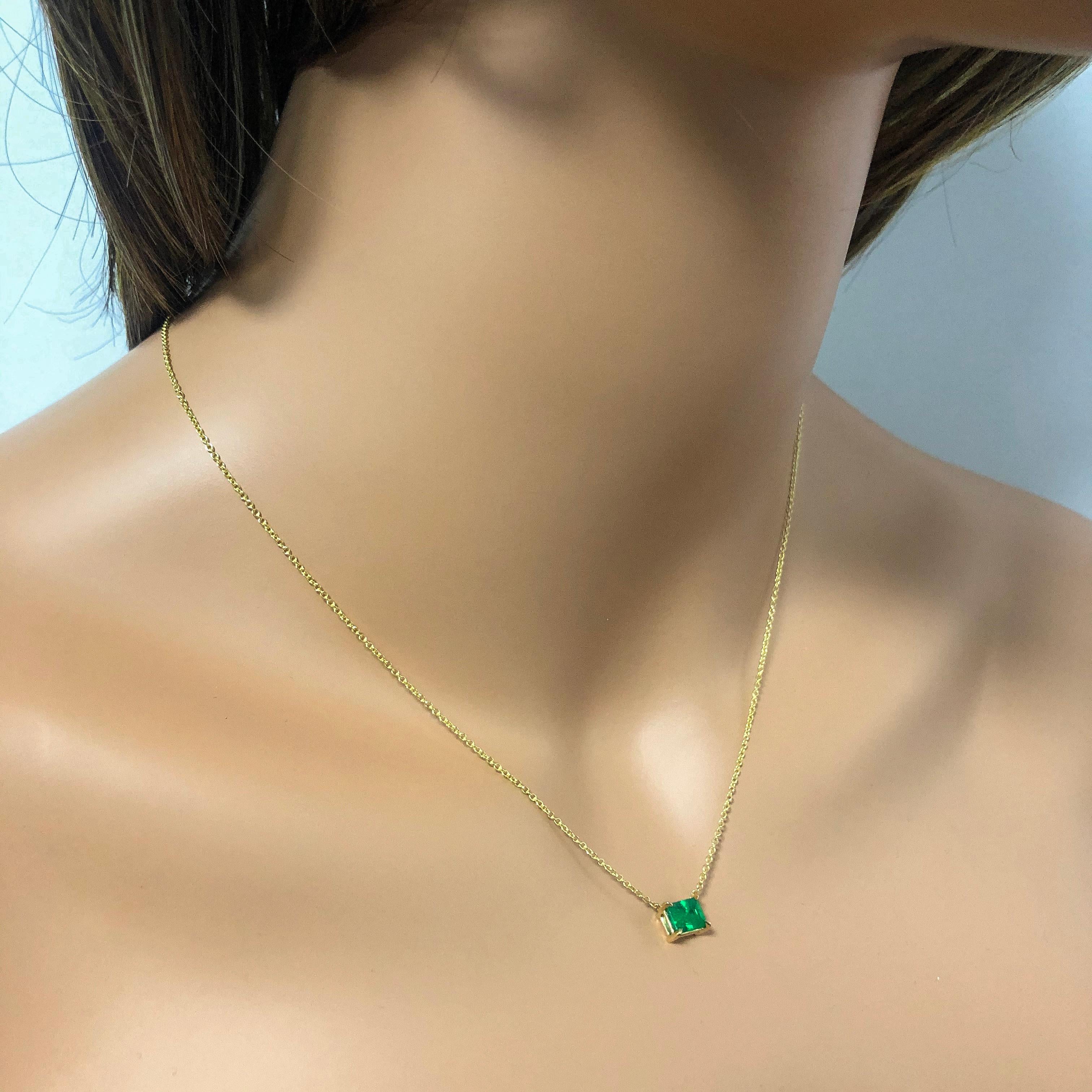 Contemporary Roman Malakov 1.04 Carat Green Emerald Solitaire Pendant Necklace