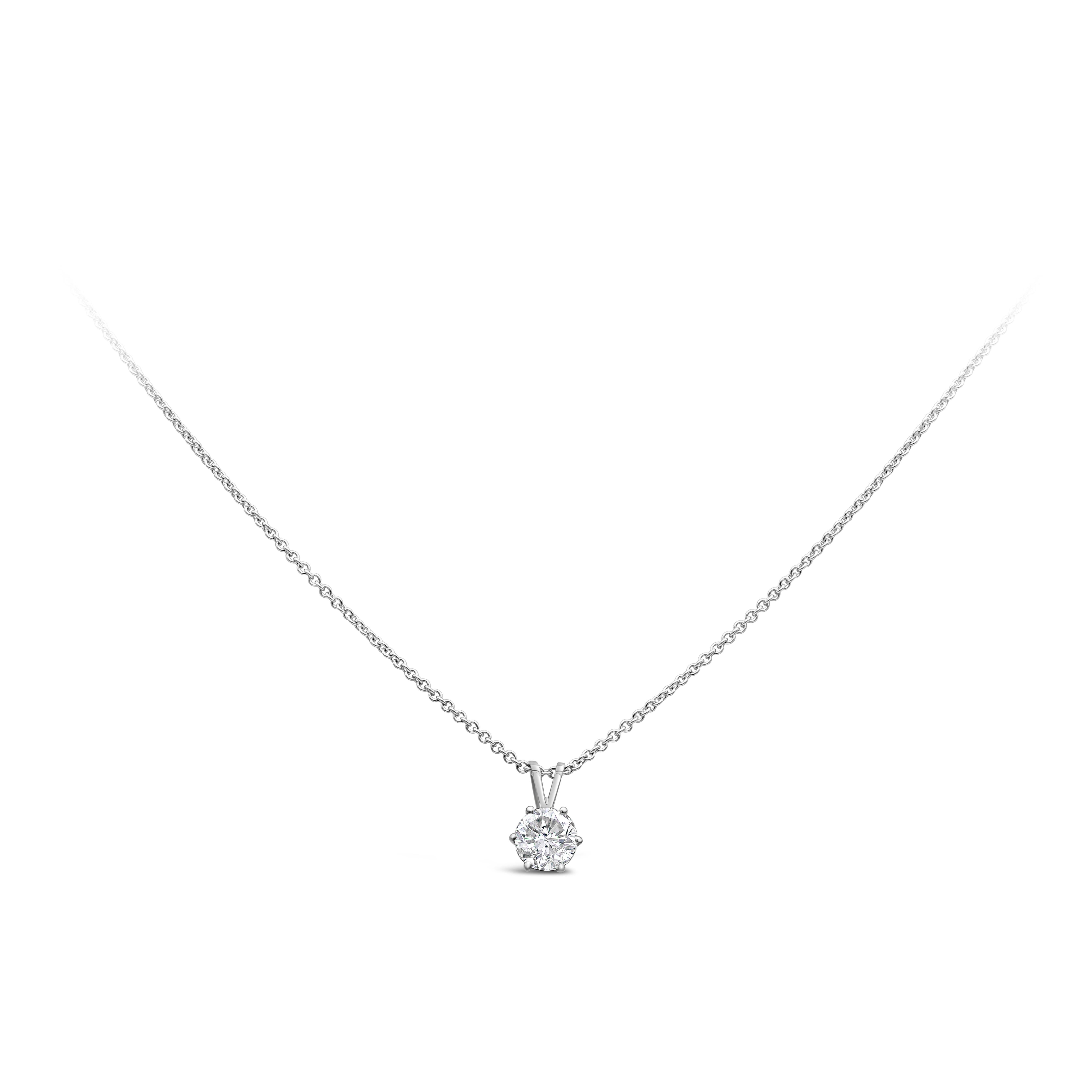 Ce collier pendentif simple et intemporel met en valeur un diamant brillant de taille ronde pesant 1,05 carats, de couleur F et de pureté SI3. Monté dans une belle monture à six griffes. Réalisé en or blanc 14 carats et 18 carats. 

Roman Malakov