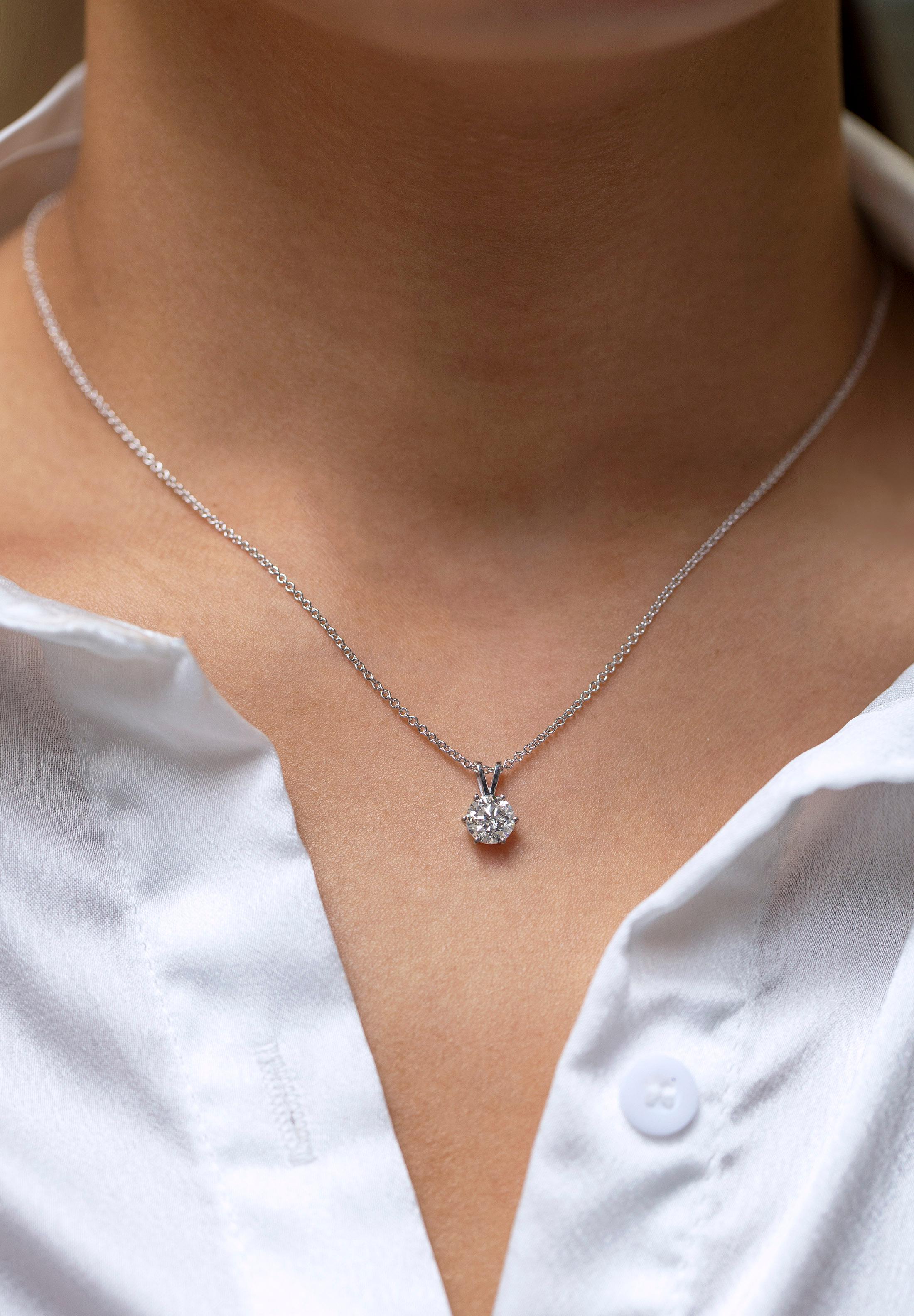 Roman Malakov, collier pendentif solitaire en diamants taille ronde brillants de 1.05 carat Neuf - En vente à New York, NY