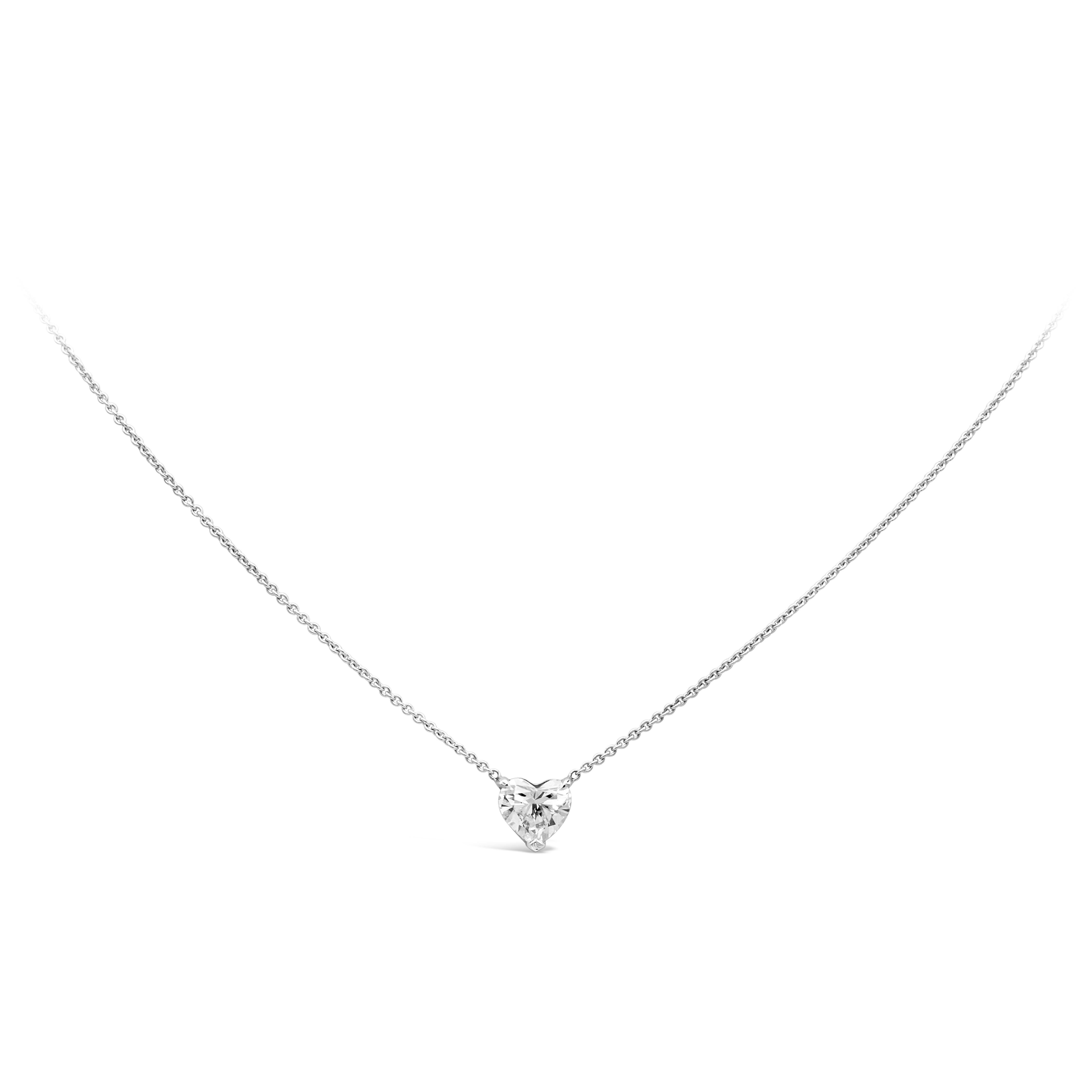 Collier pendentif classique mettant en valeur un diamant en forme de cœur de 1,05 carats, serti dans une monture panier en platine poli. Il est suspendu à une chaîne en or blanc réglable de 16 pouces.

Roman Malakov est une maison sur mesure,