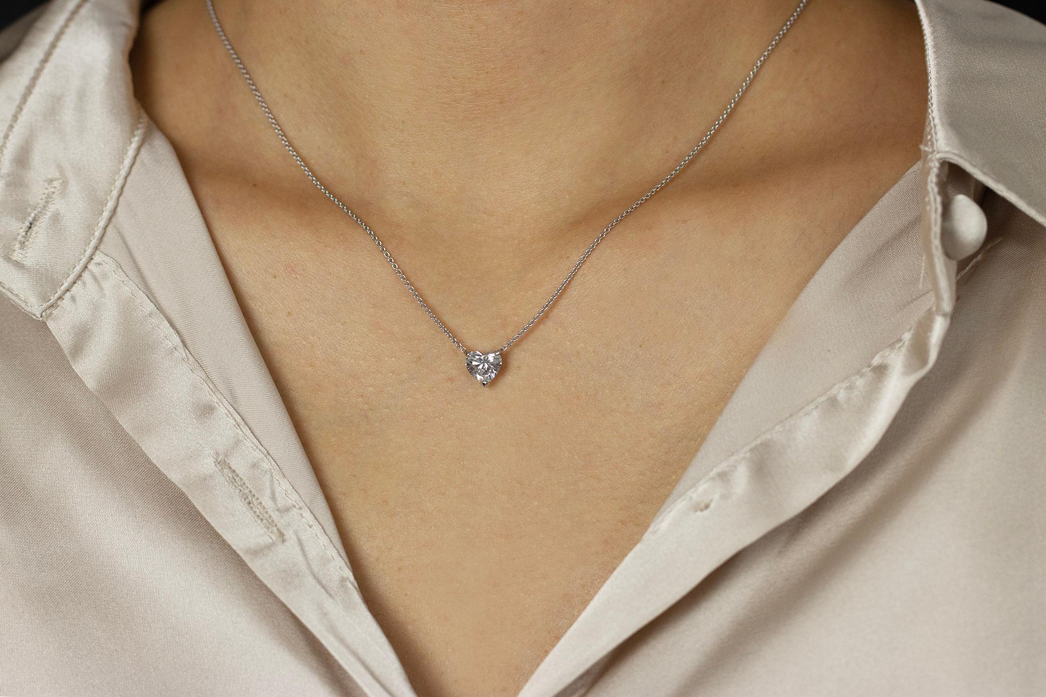 Roman Malakov, collier à pendentif solitaire en forme de cœur avec diamants de 1,05 carat Pour femmes en vente