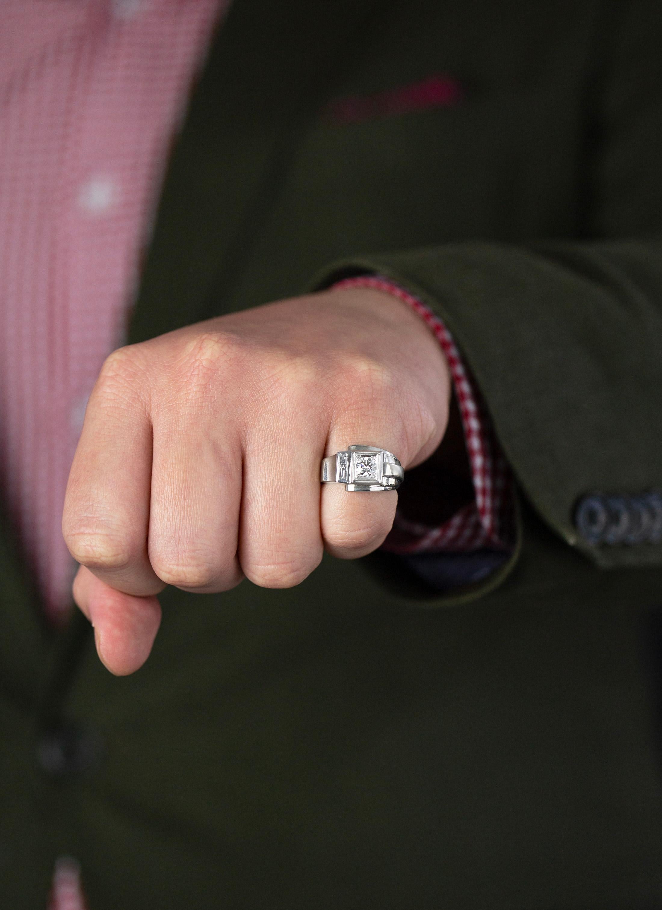 Taille ronde Bague vintage pour homme avec diamants ronds et baguettes de 1,05 carats au total en vente
