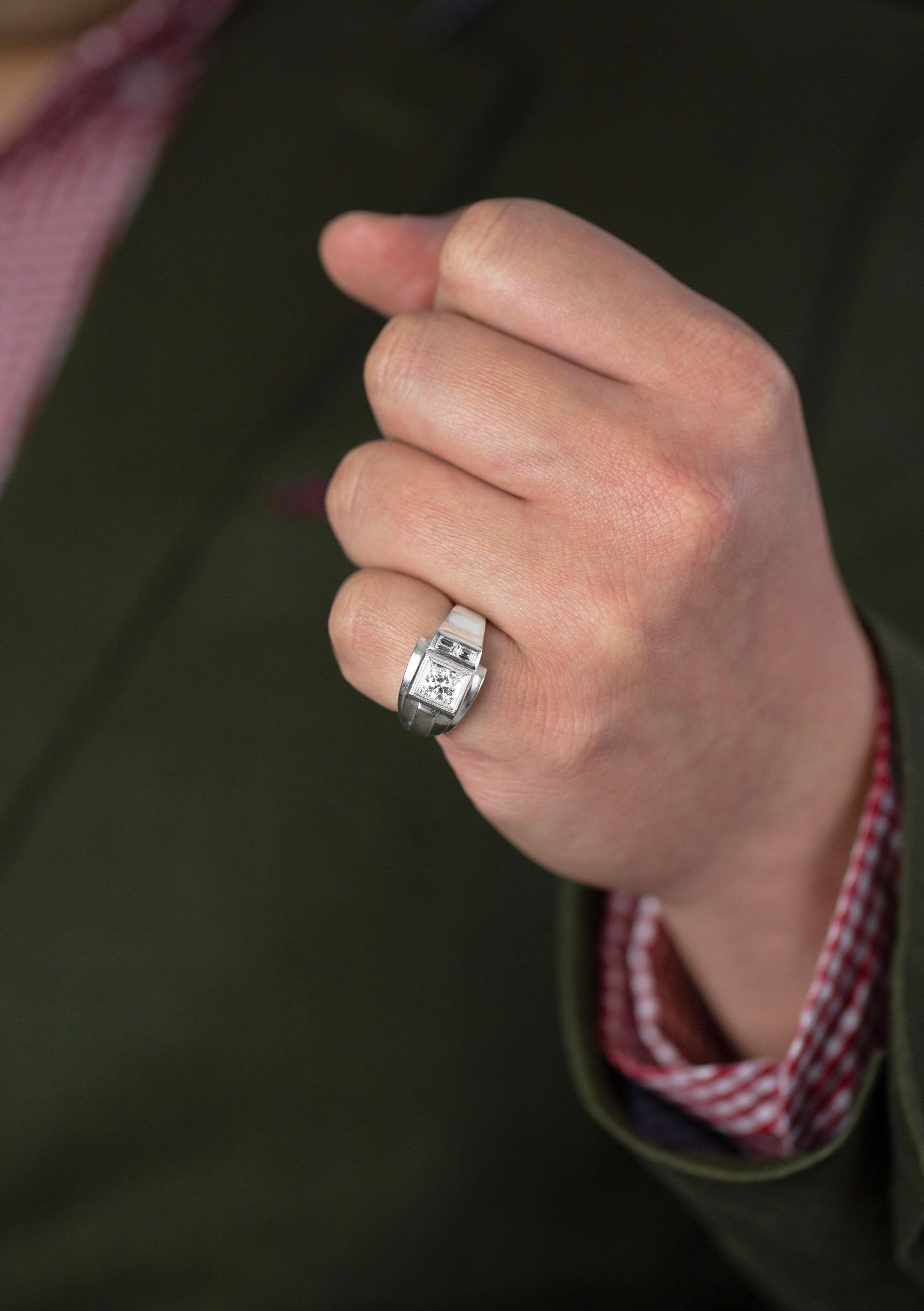 Bague vintage pour homme avec diamants ronds et baguettes de 1,05 carats au total Bon état - En vente à New York, NY