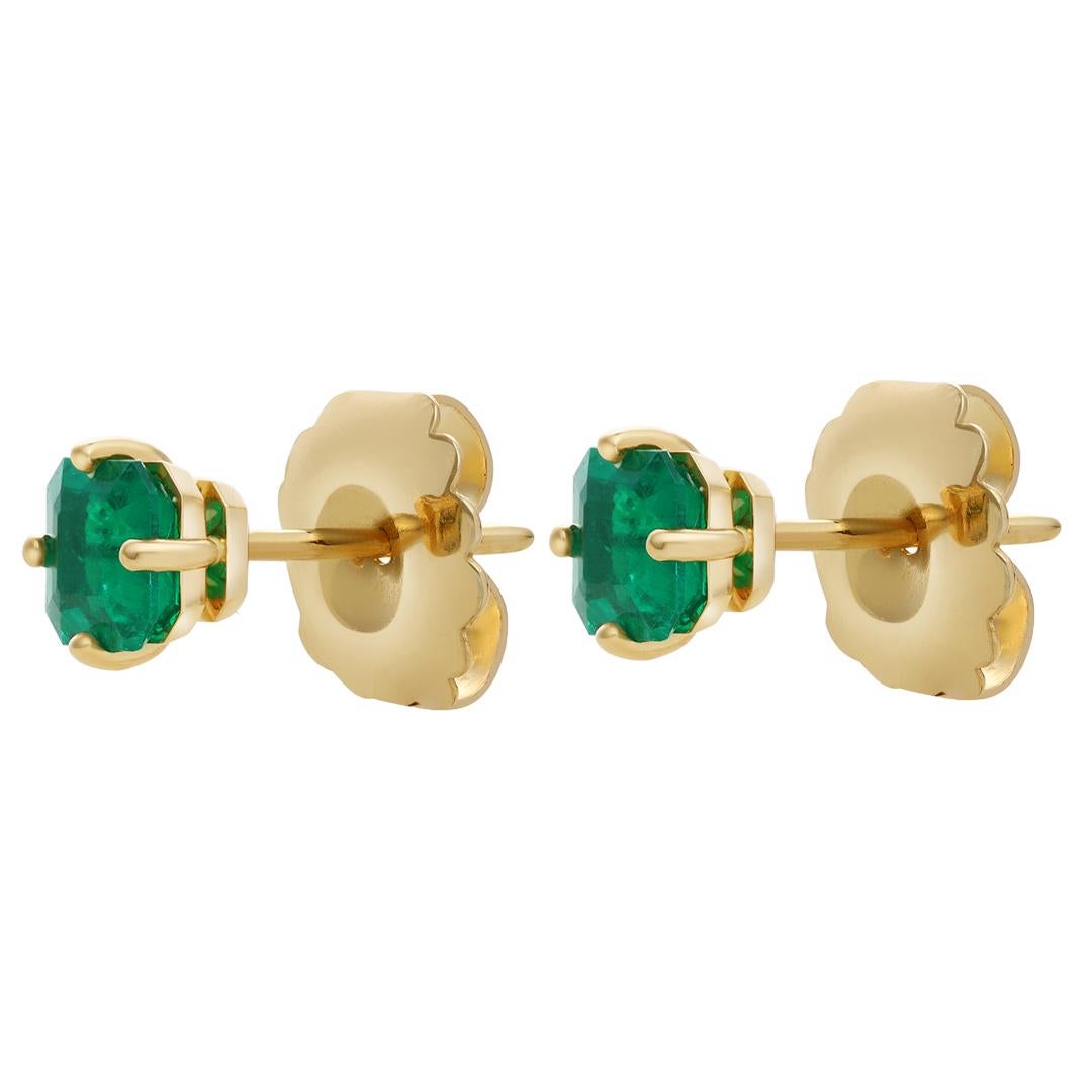 Une belle paire de boucles d'oreilles, présentant deux émeraudes colombiennes de taille Asscher pesant 1,08 carats au total, montées sur une monture unique en forme de boussole. Finement réalisé en or jaune 18 carats. Parfait pour une tenue