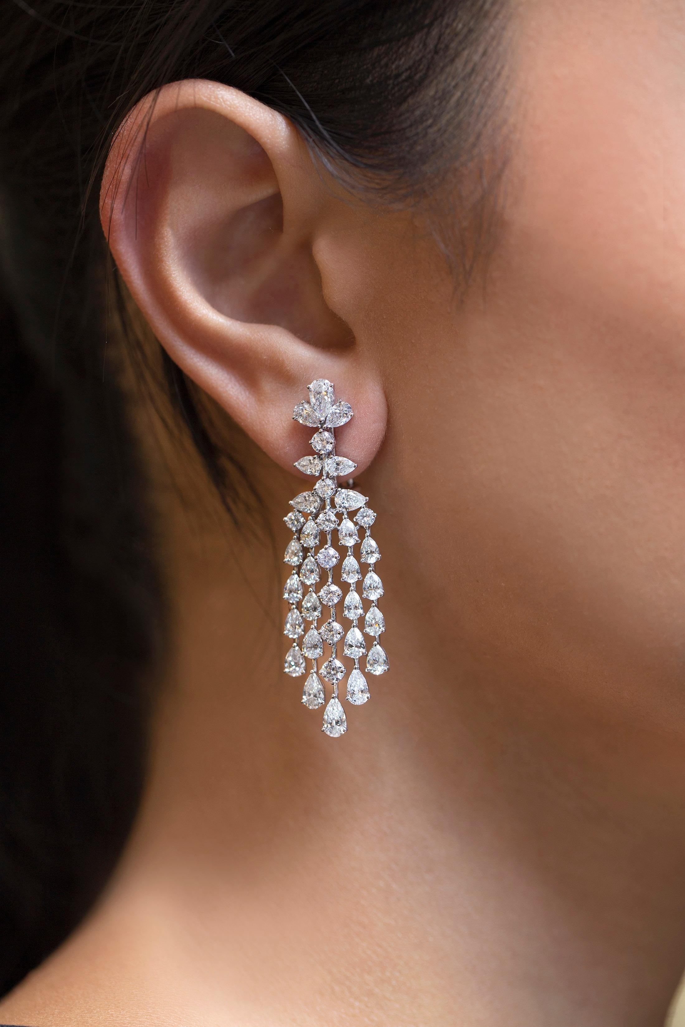 Taille mixte Roman Malakov, boucles d'oreilles chandelier en diamants taille poire et ronde de 10,95 carats au total en vente
