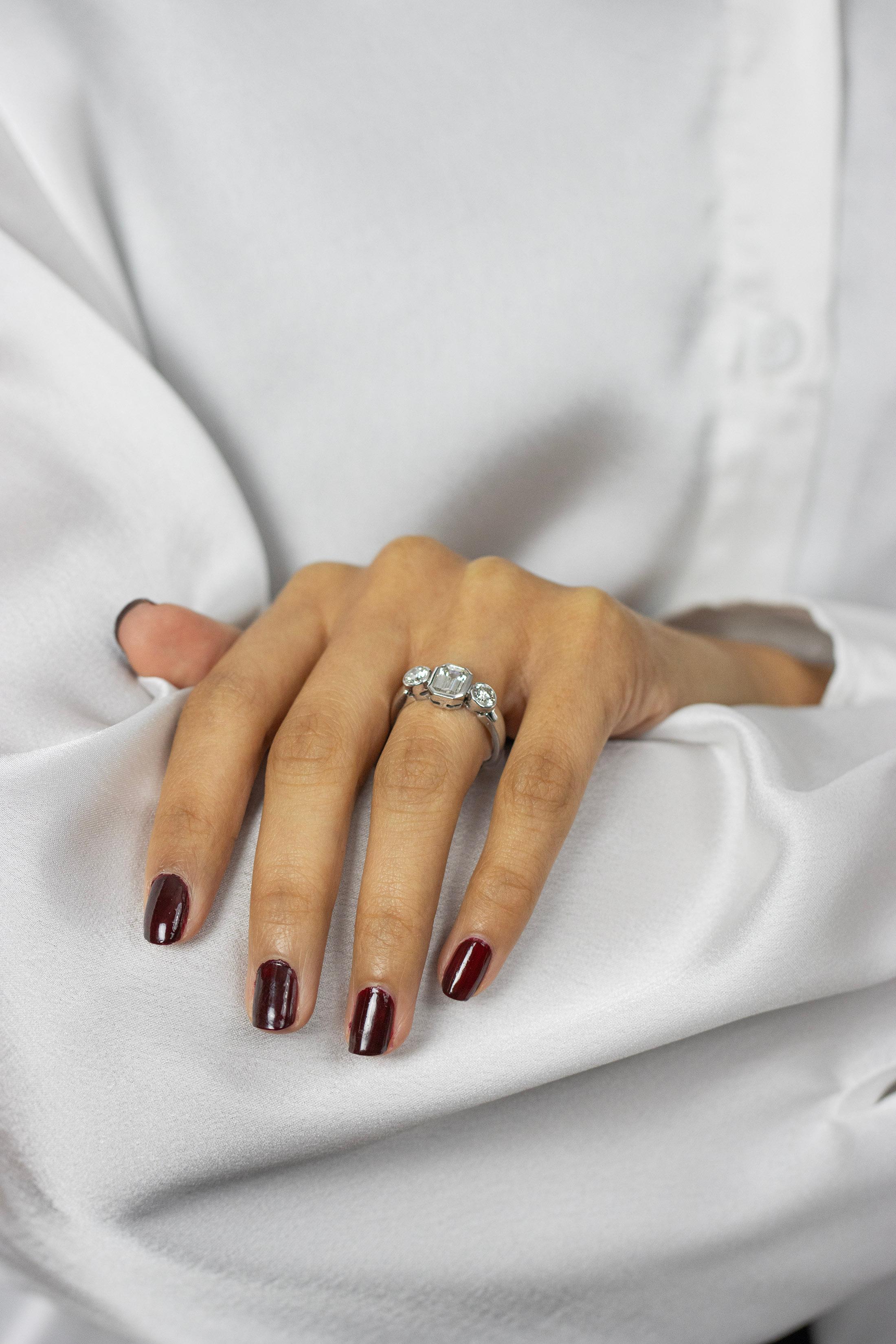 Roman Malakov Bague de fiançailles à trois pierres en diamants taille émeraude de 1.10 carats Neuf - En vente à New York, NY
