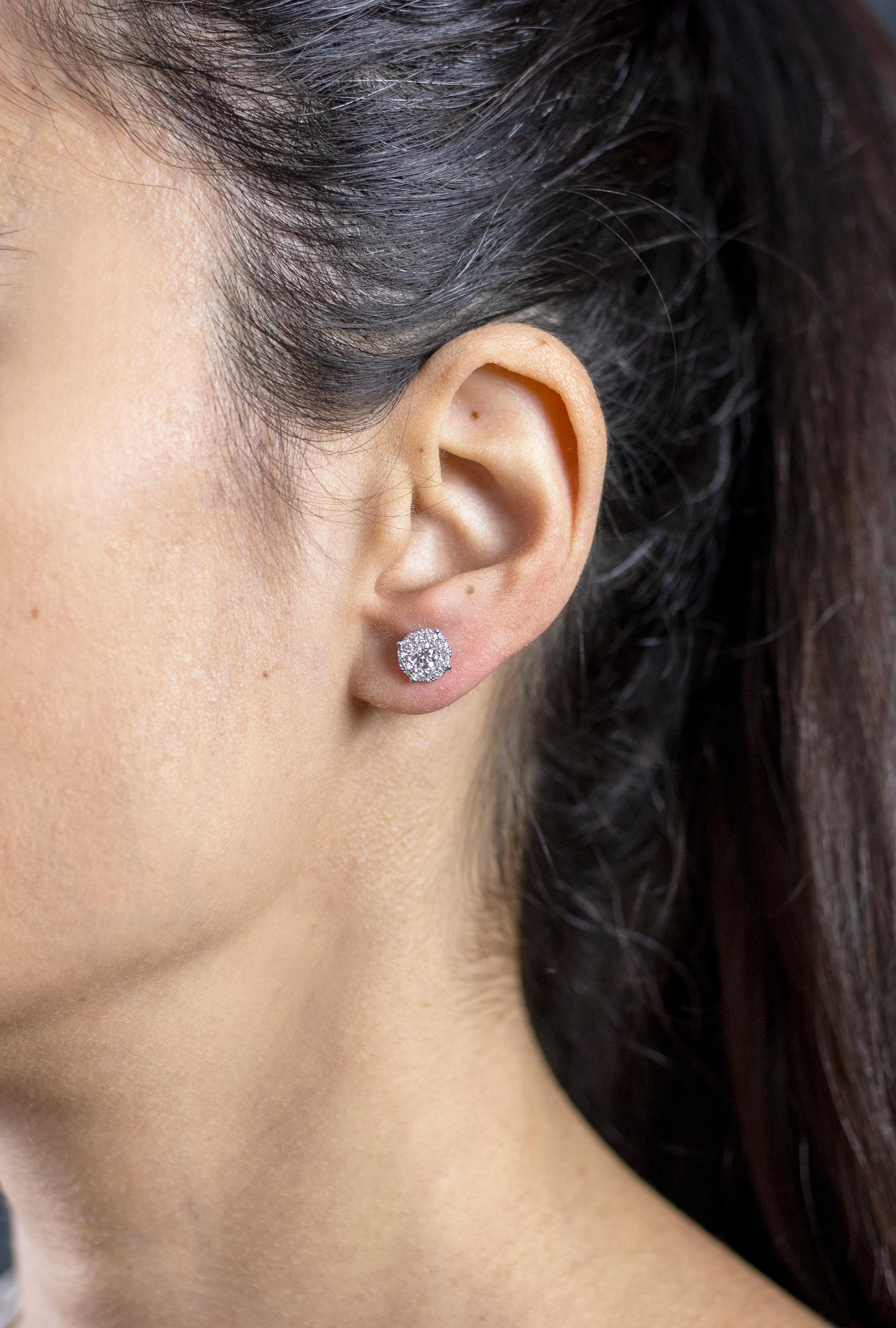 Taille ronde Roman Malakov, clous d'oreilles grappe de diamants ronds de 1,10 carat en vente