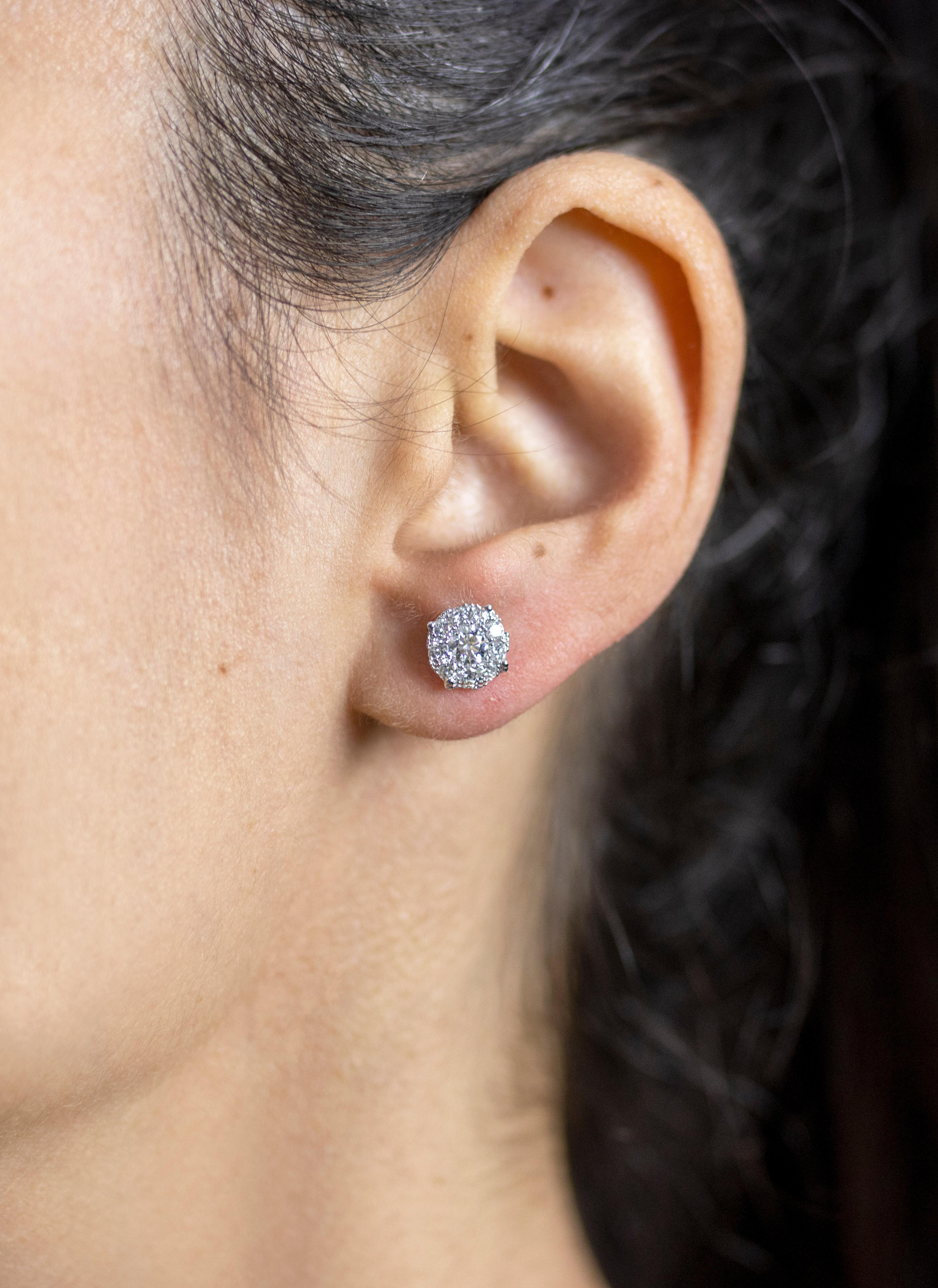 Roman Malakov, clous d'oreilles grappe de diamants ronds de 1,10 carat Pour femmes en vente