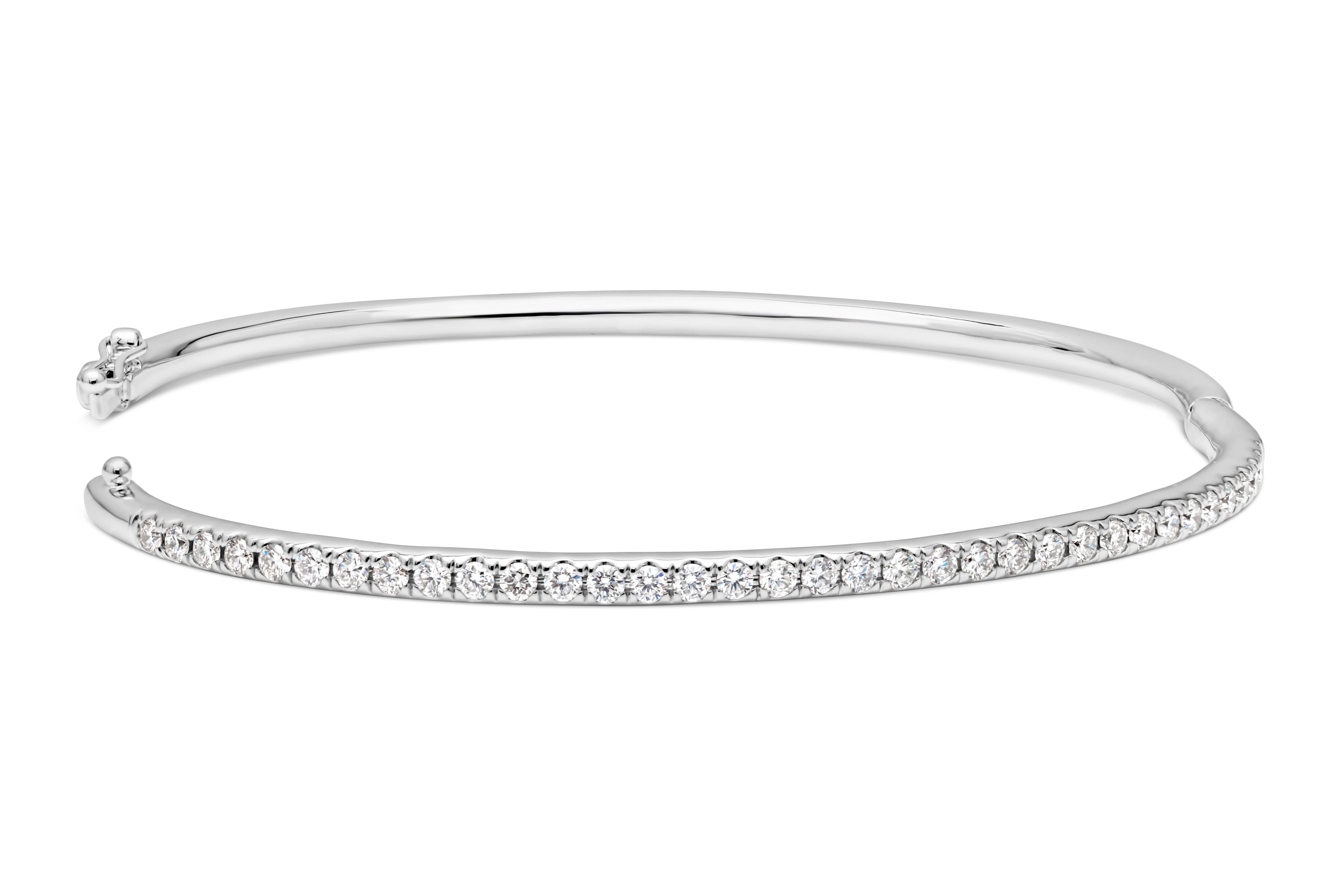 Dieses schlichte, aber elegante Armband ist mit 35 Diamanten im Brillantschliff mit einem Gesamtgewicht von 1,10 Karat, Farbe F und Reinheit VS besetzt. Hat eine Schließe zu rutschen und tragen den Armreif sicher. Fein in 14K Weißgold und 7,57 Zoll