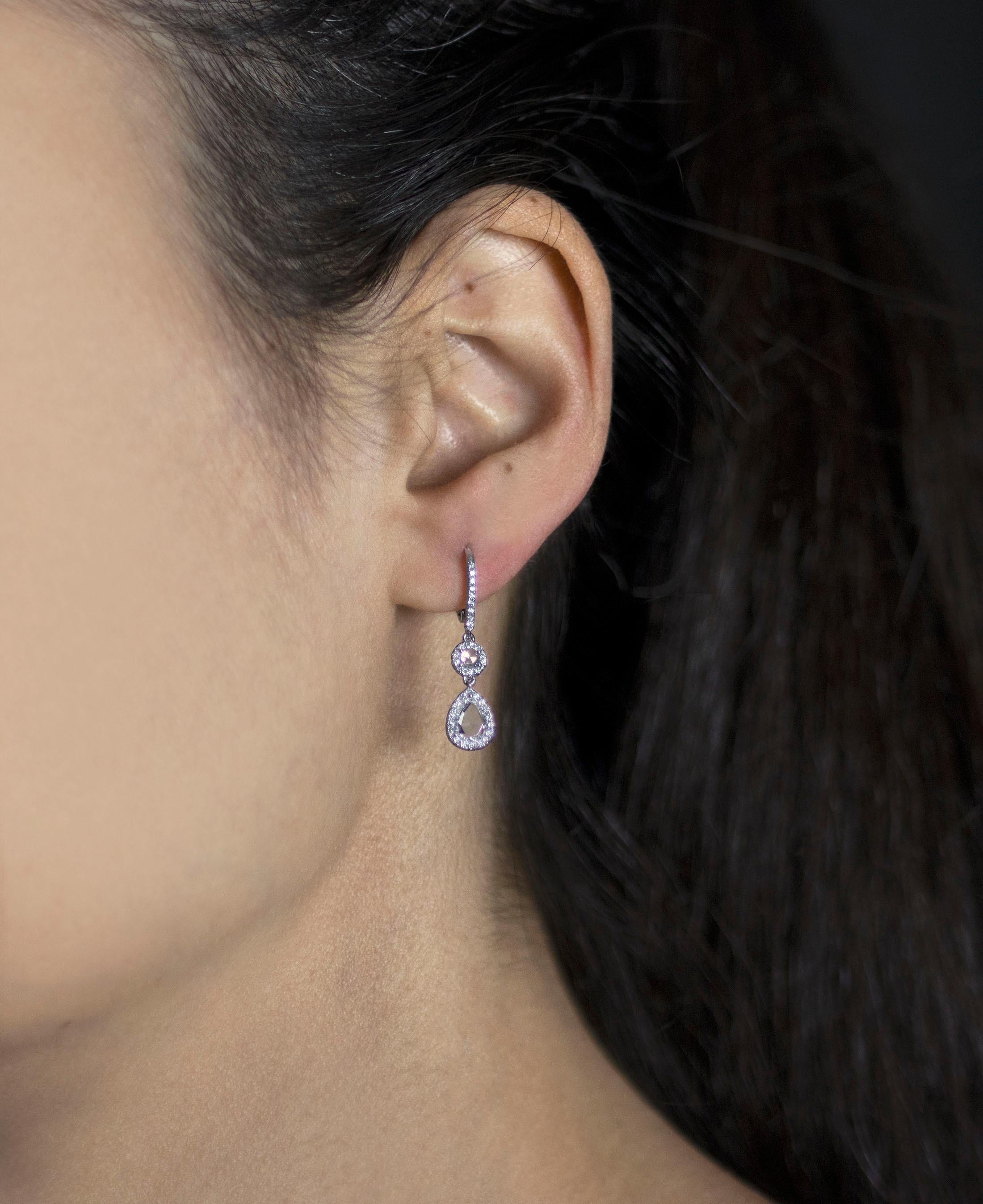 Moderne Pendants d'oreilles Roman Malakov avec diamants de formes mixtes de 1,10 carat au total en vente