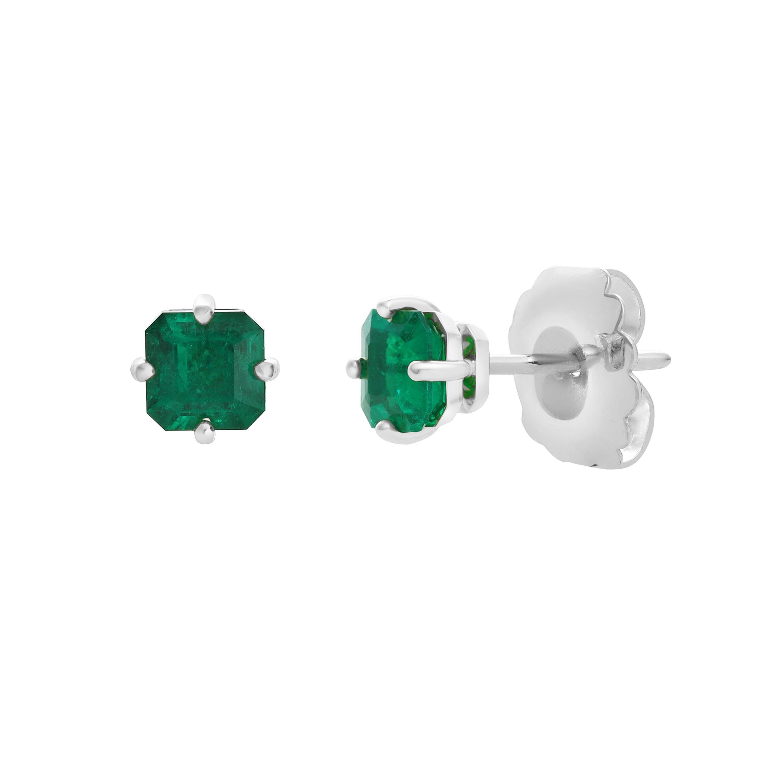 Une belle paire de boucles d'oreilles, présentant deux émeraudes colombiennes de taille Asscher d'un poids total de 1,11 carats, montées sur une monture unique en forme de boussole. Fabriqué avec précision en platine. Parfait pour une tenue