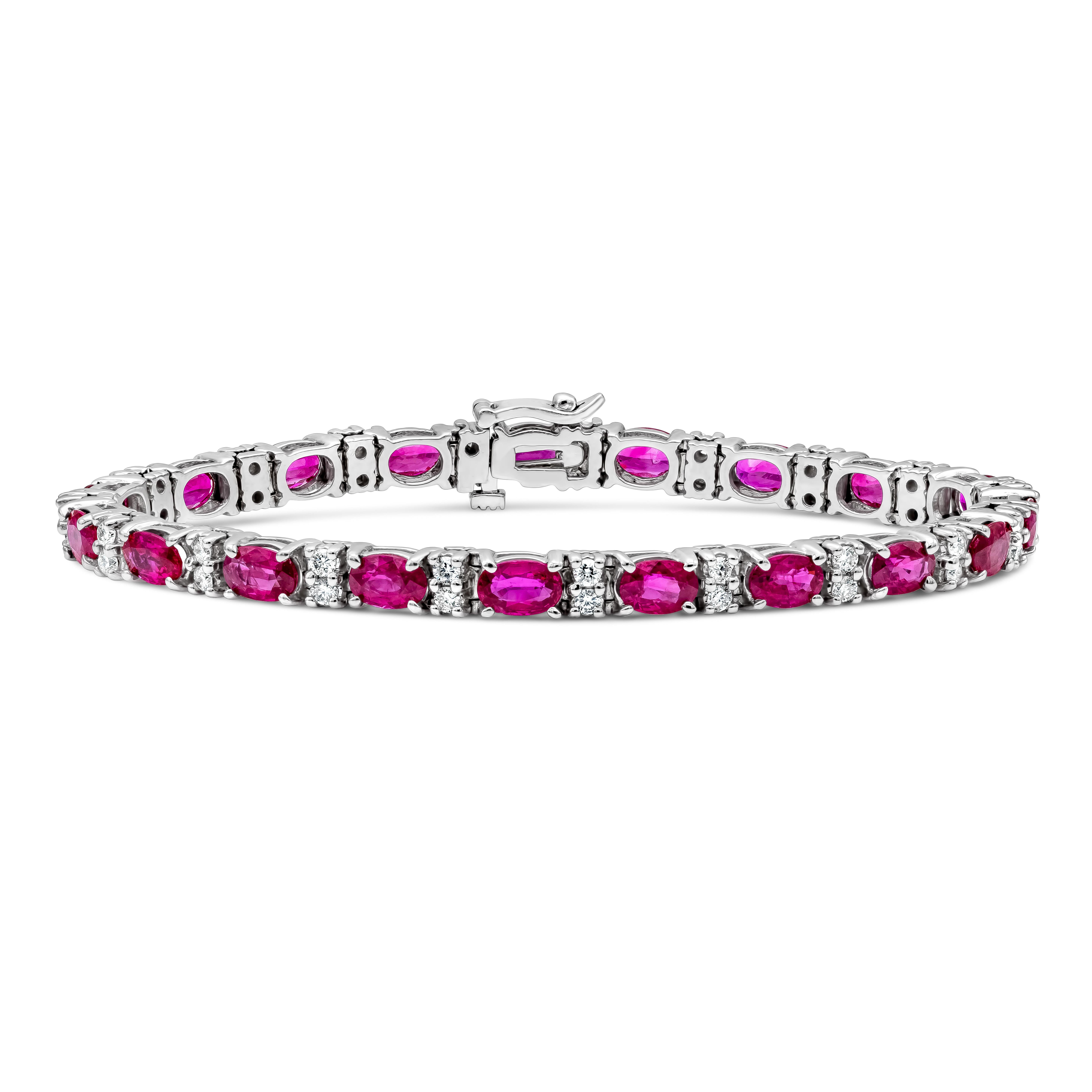 An diesem Tennisarmband reihen sich abwechselnd ein Rubin im Ovalschliff und runde Diamanten im Brillantschliff. Oval Cut Ruby wiegt 9,95 Karat und Diamanten wiegen insgesamt 1,16 Karat. Hergestellt mit 18K Weißgold. 7 Zoll in der Länge.

Roman