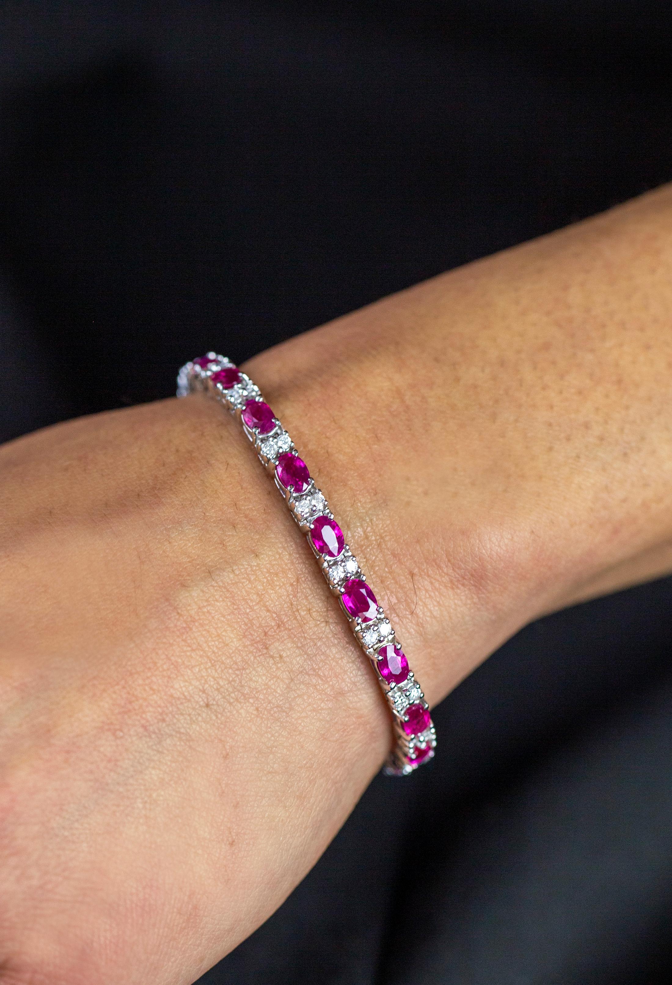 Roman Malakov 11,11 Karat Gesamt abwechselnd Rubin & Diamant-Tennisarmband im Zustand „Neu“ im Angebot in New York, NY